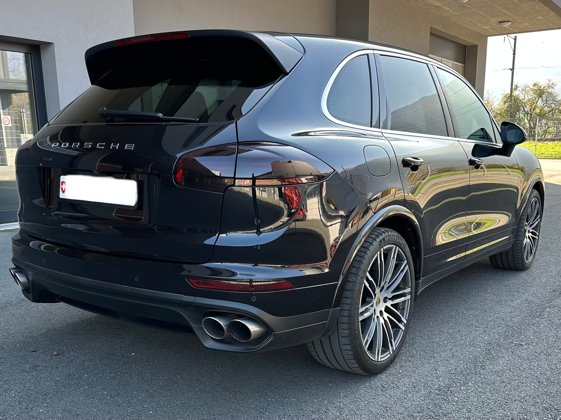 PORSCHE Cayenne S E-Hybrid-image-3