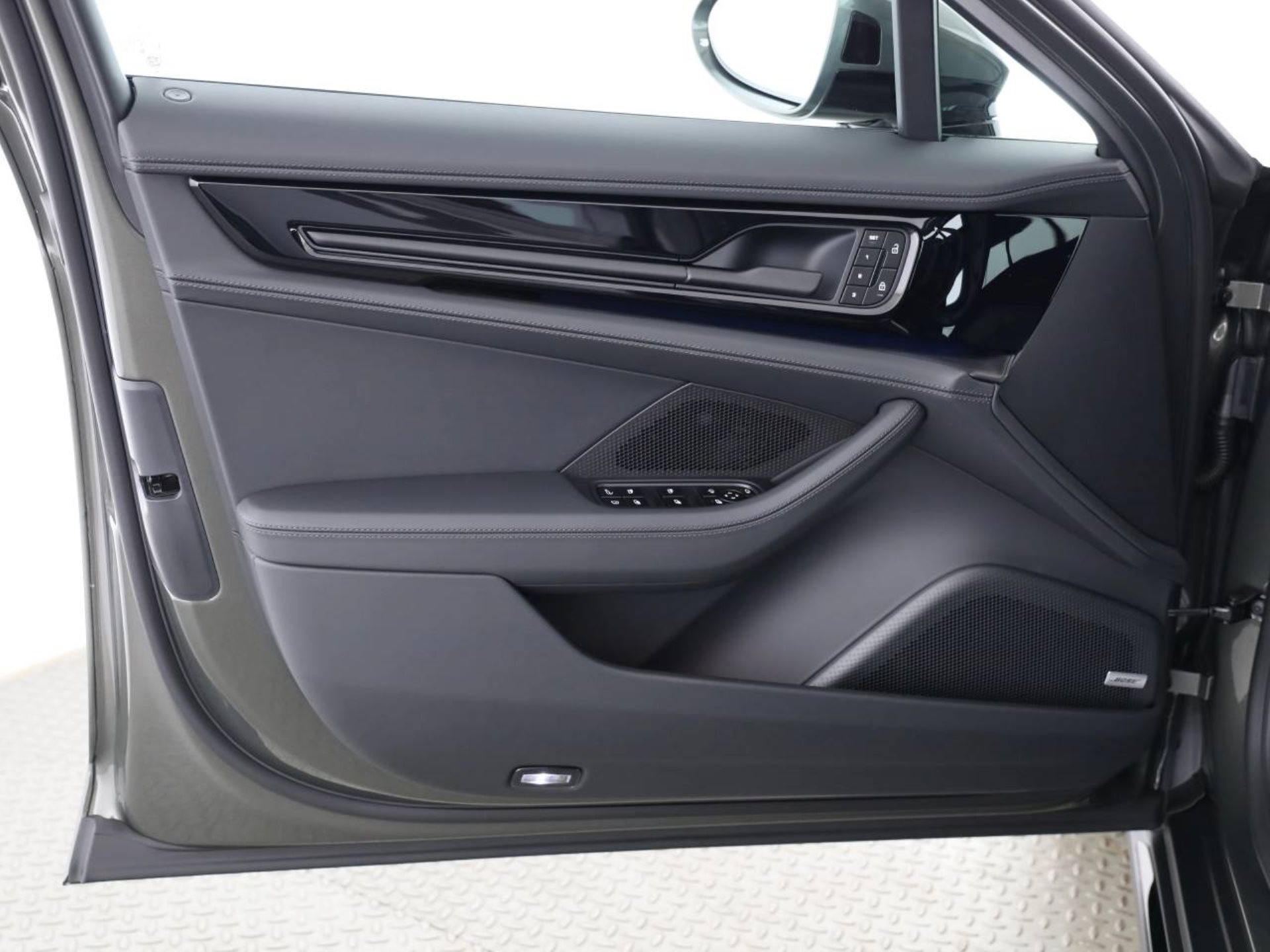 PORSCHE Panamera 4S E-Hybrid-image-17