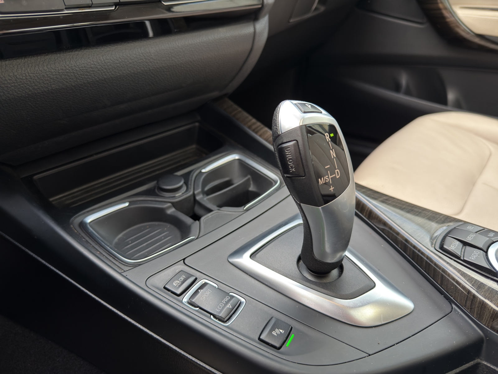 BMW 218d Luxury Line Steptronic-image-13