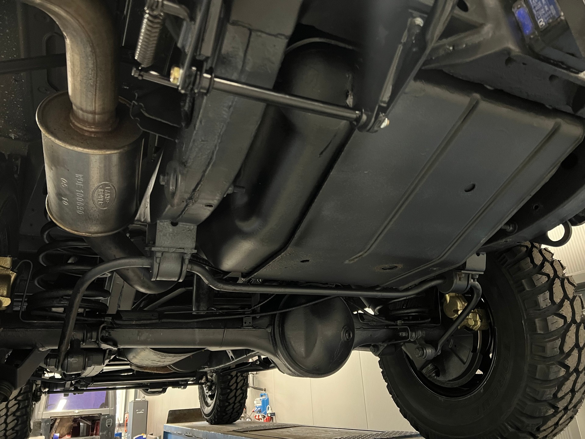 LAND ROVER Defender 110 SW 2.4Tdc Black Pearl-image-15
