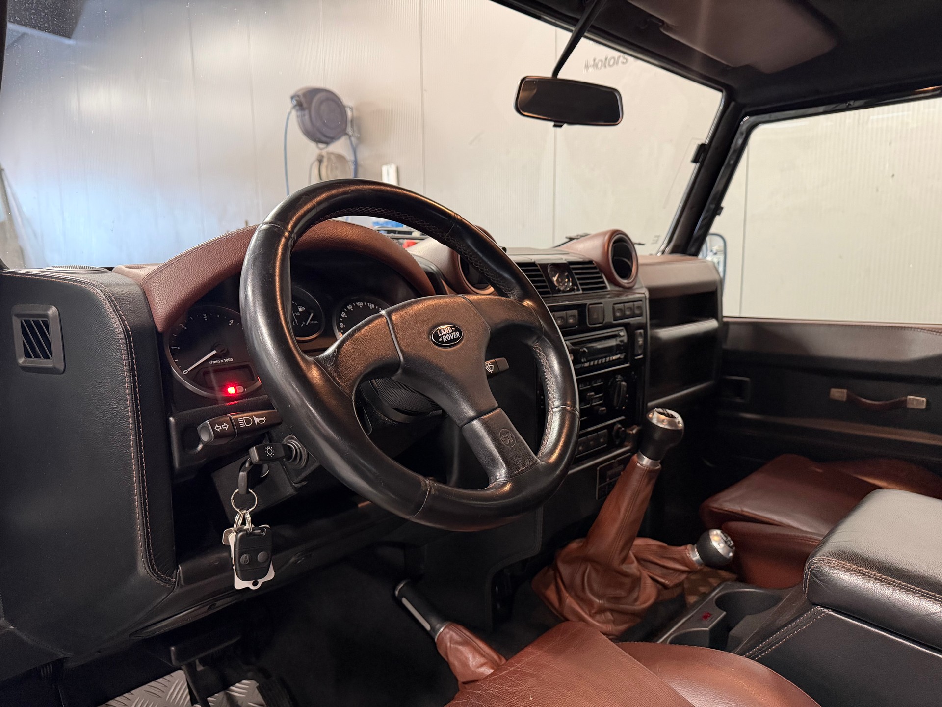 LAND ROVER Defender 110 SW 2.4Tdc Black Pearl-image-10