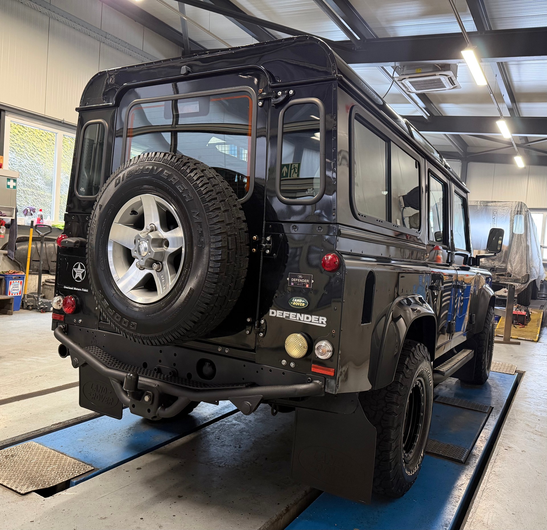 LAND ROVER Defender 110 SW 2.4Tdc Black Pearl-image-4