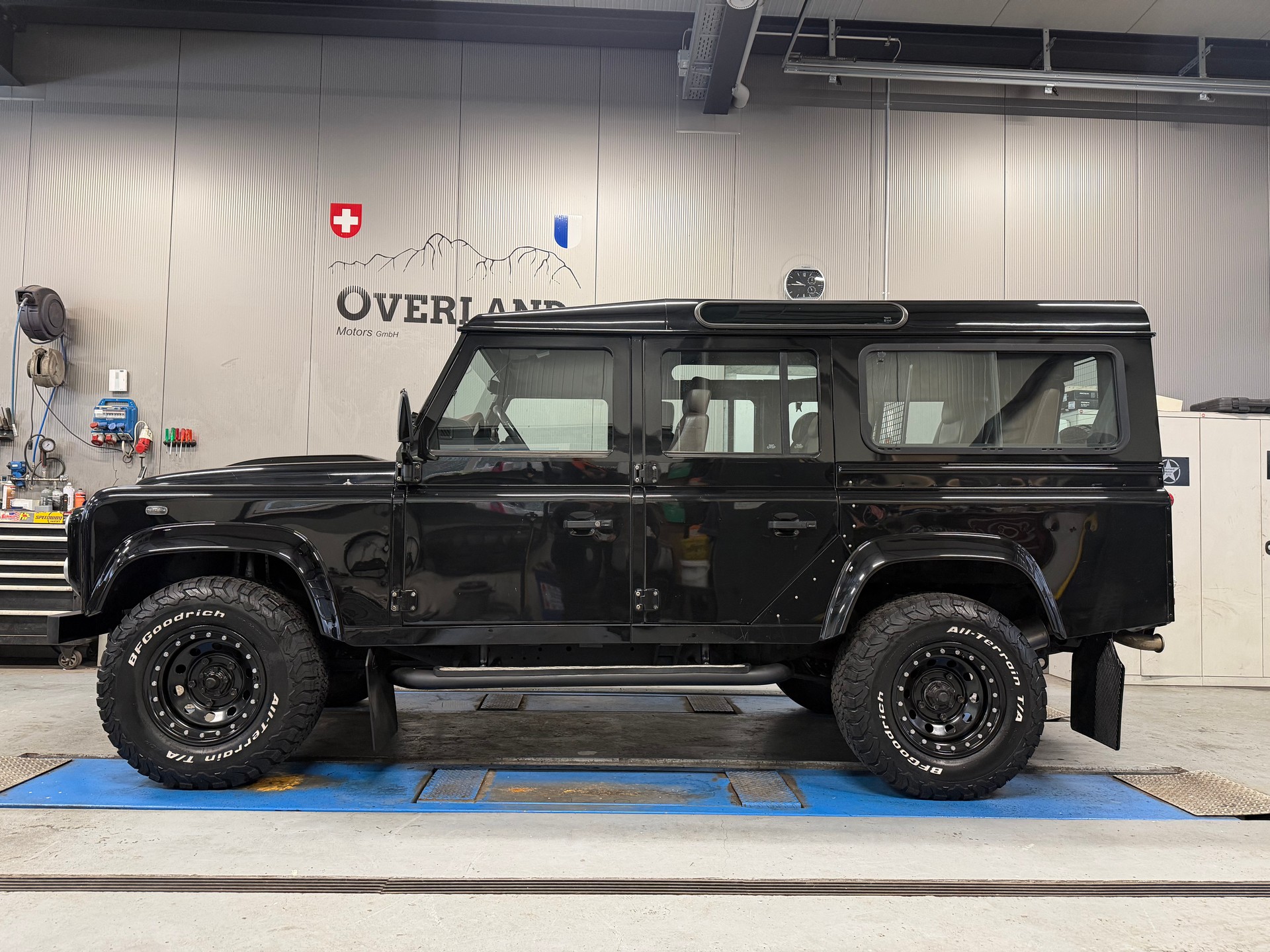 LAND ROVER Defender 110 SW 2.4Tdc Black Pearl-showroom-element-1
