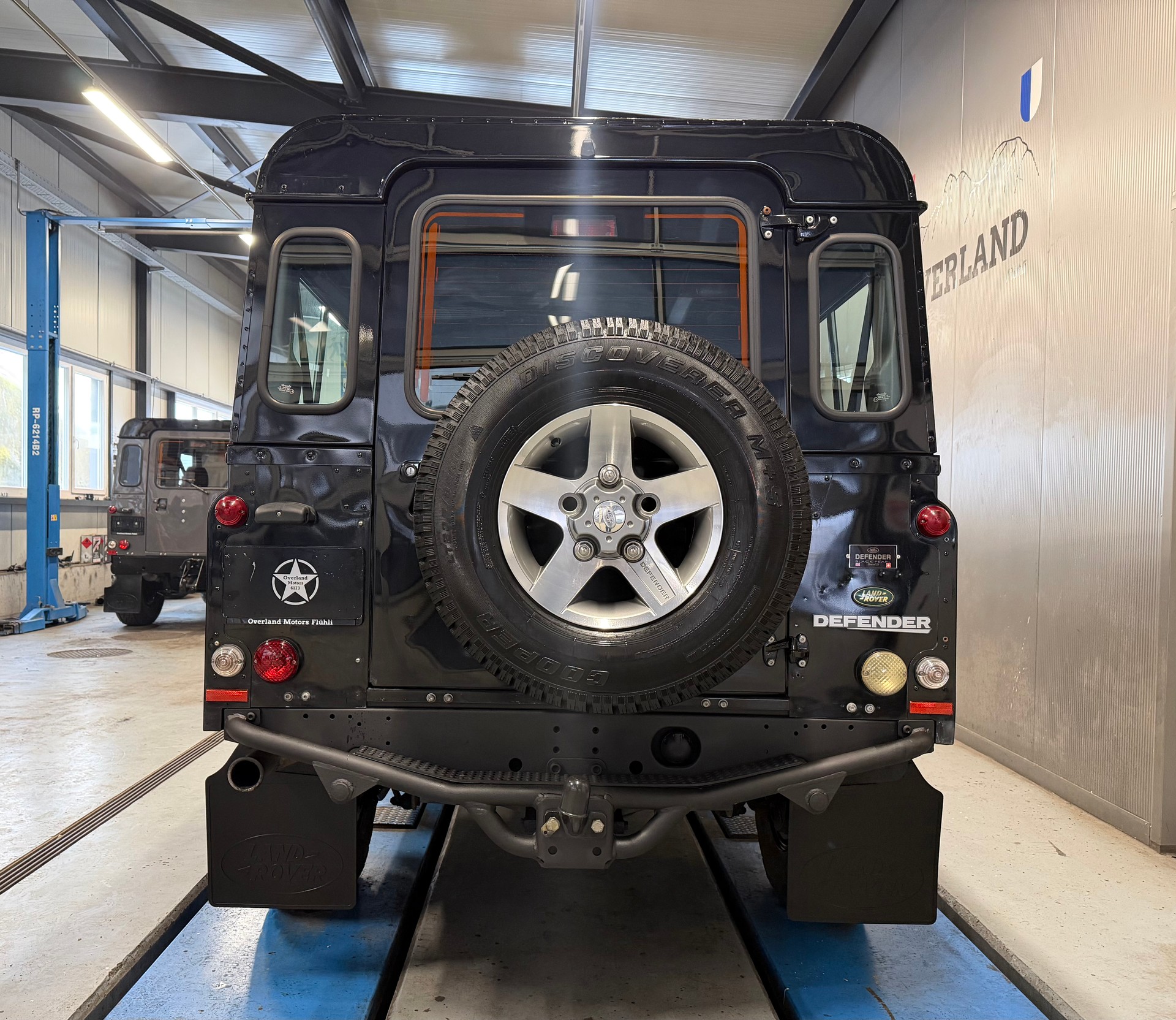 LAND ROVER Defender 110 SW 2.4Tdc Black Pearl-showroom-element-3