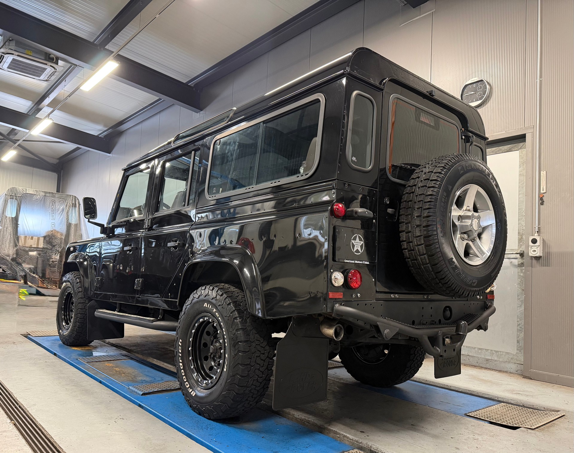 LAND ROVER Defender 110 SW 2.4Tdc Black Pearl-showroom-element-2