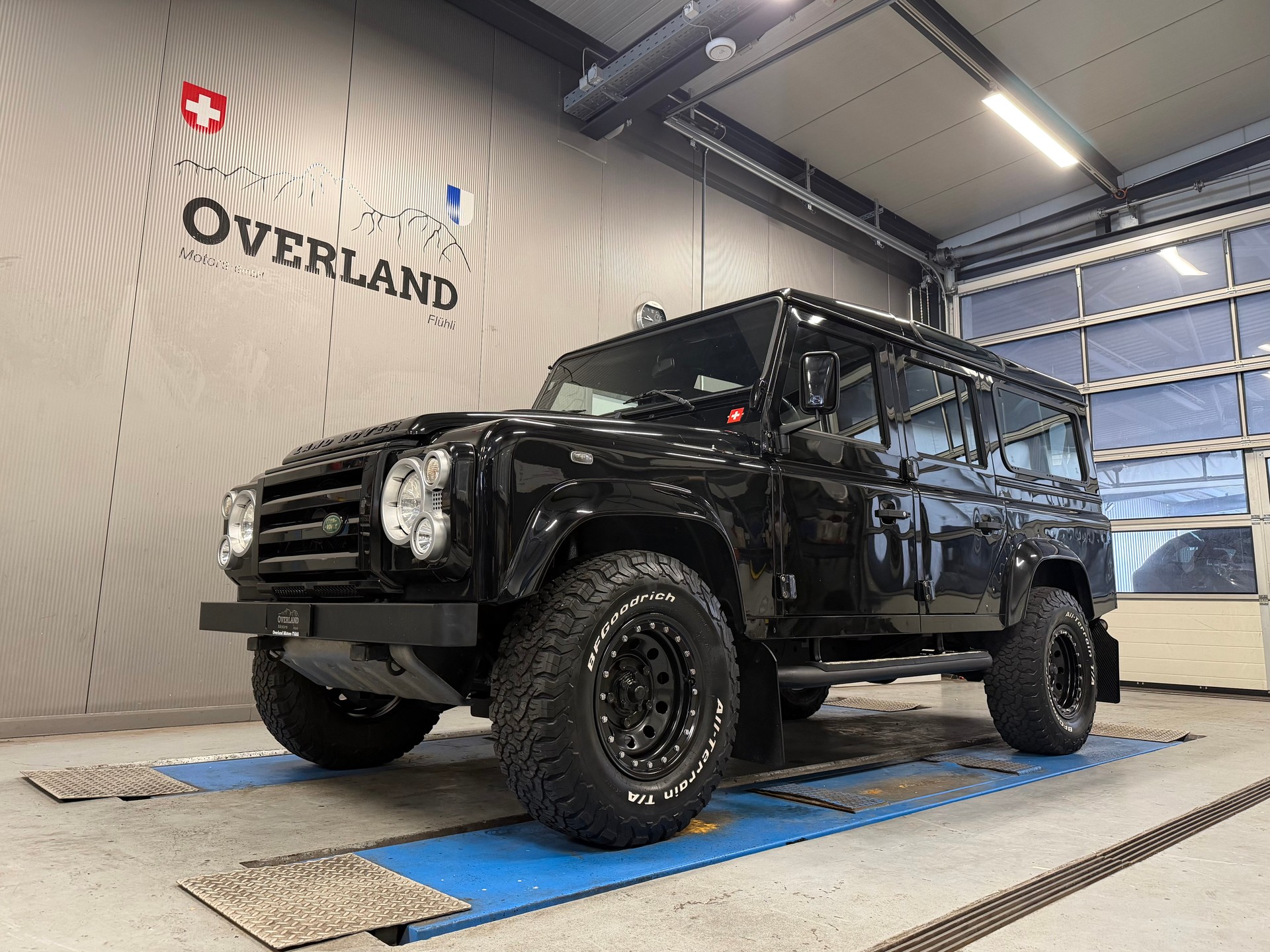 LAND ROVER Defender 110 SW 2.4Tdc Black Pearl-image-12
