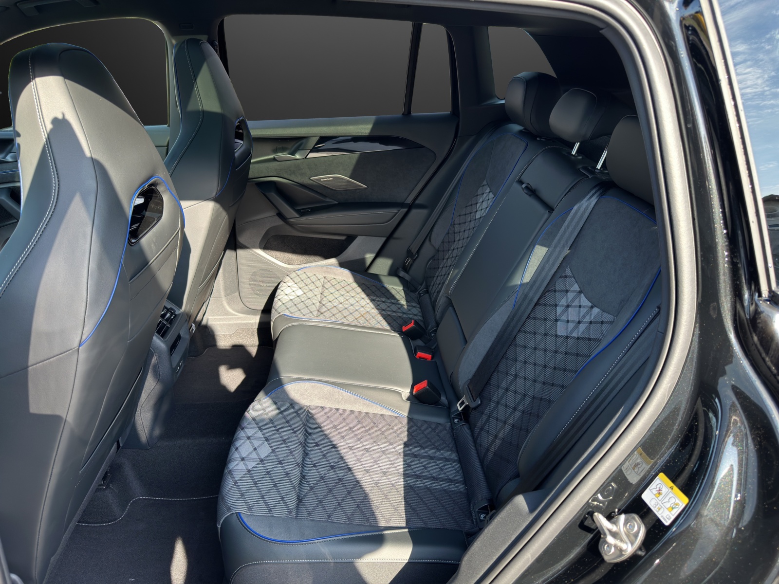 VW Tiguan 2.0 TDI SCR R-Line 4Motion DSG-image-8