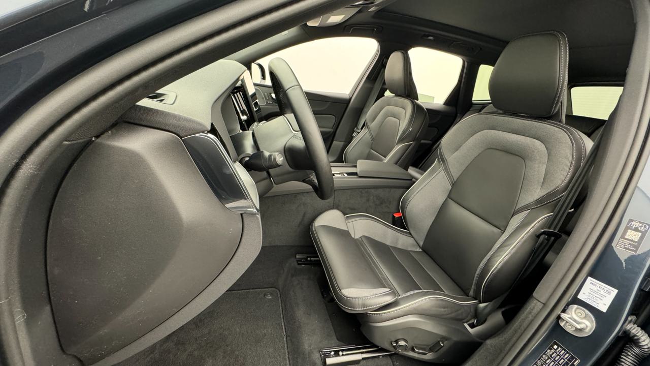 VOLVO XC60 B5 Benzin Mild Hybrid AWD Black Edition Geartronic-image-4