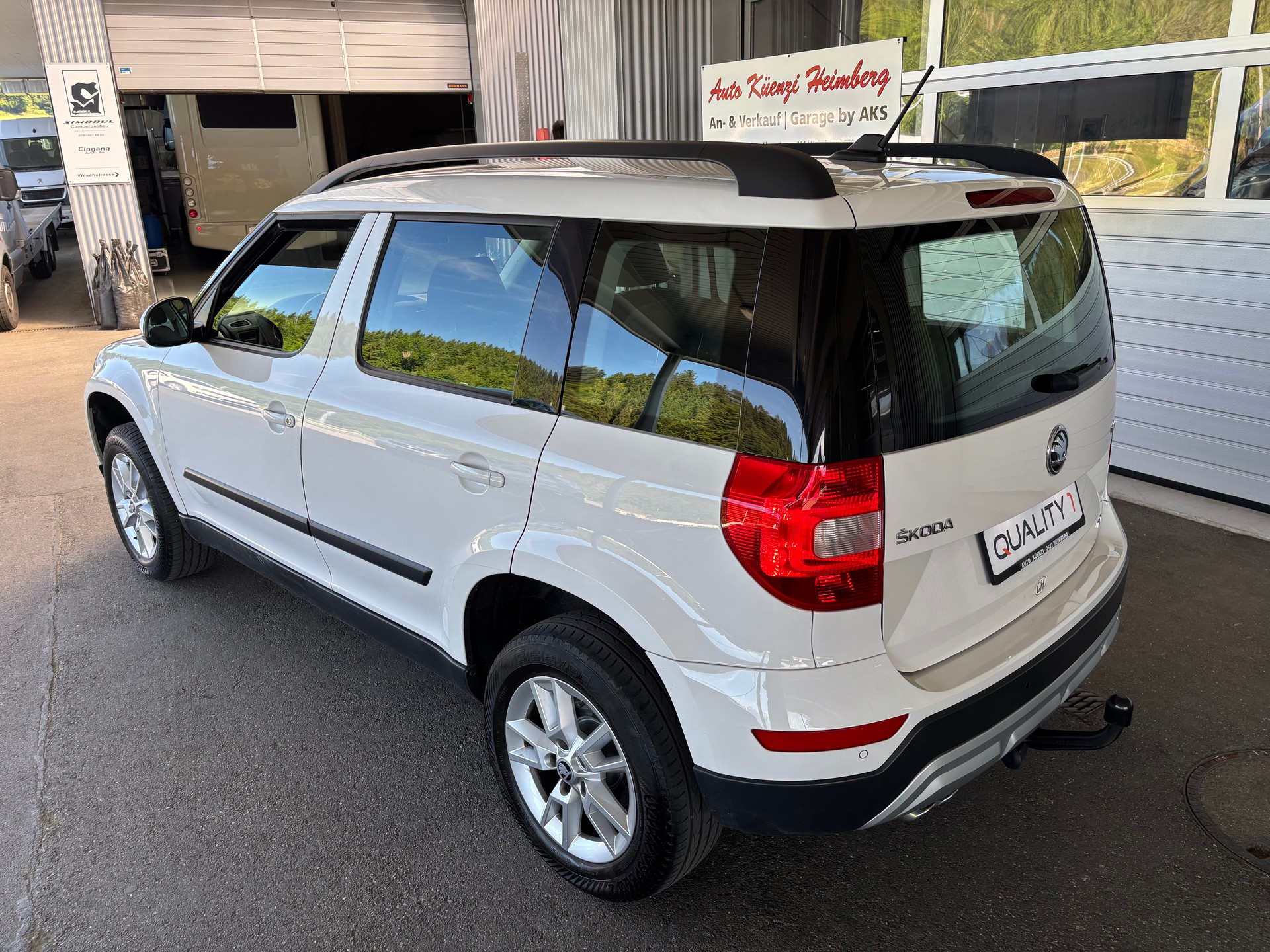 SKODA Yeti 2.0 TDI Outdoor Swiss Joy 4x4 DSG mit AHK-showroom-element-2