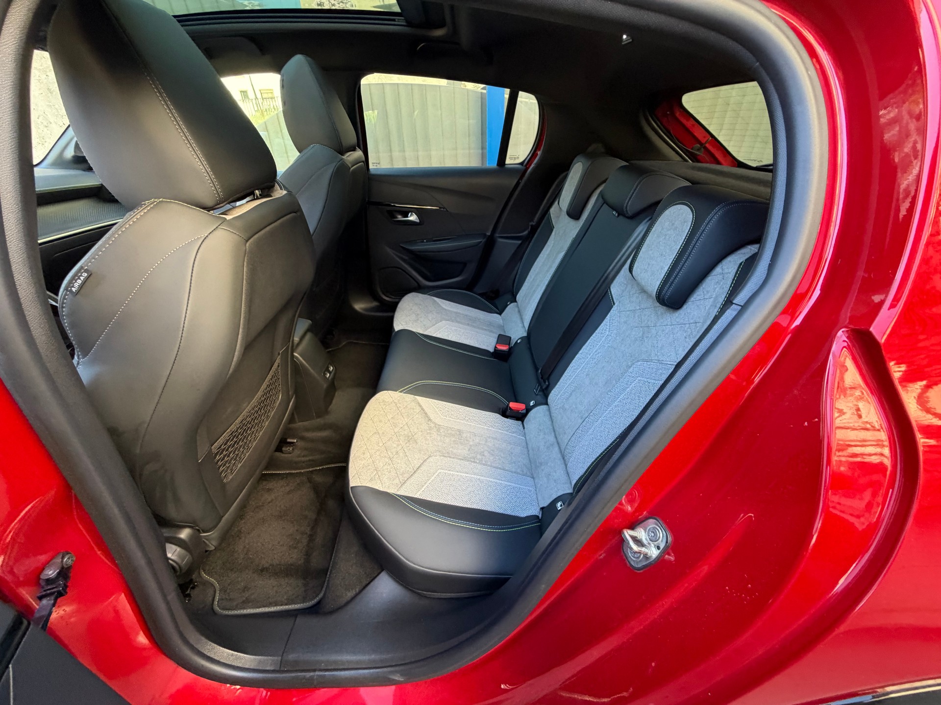PEUGEOT 208 Elektrik GT Pack-image-11