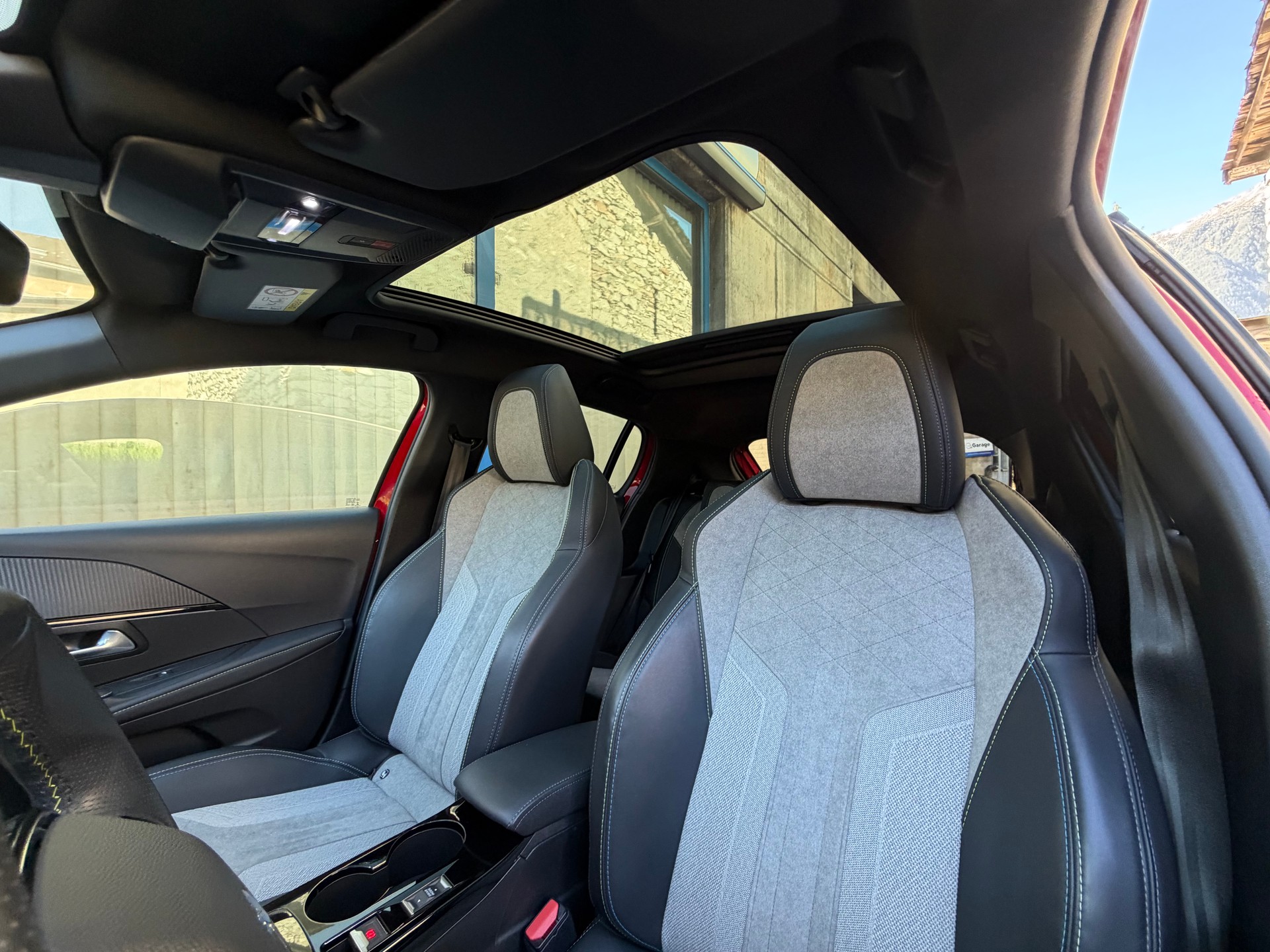 PEUGEOT 208 Elektrik GT Pack-image-10
