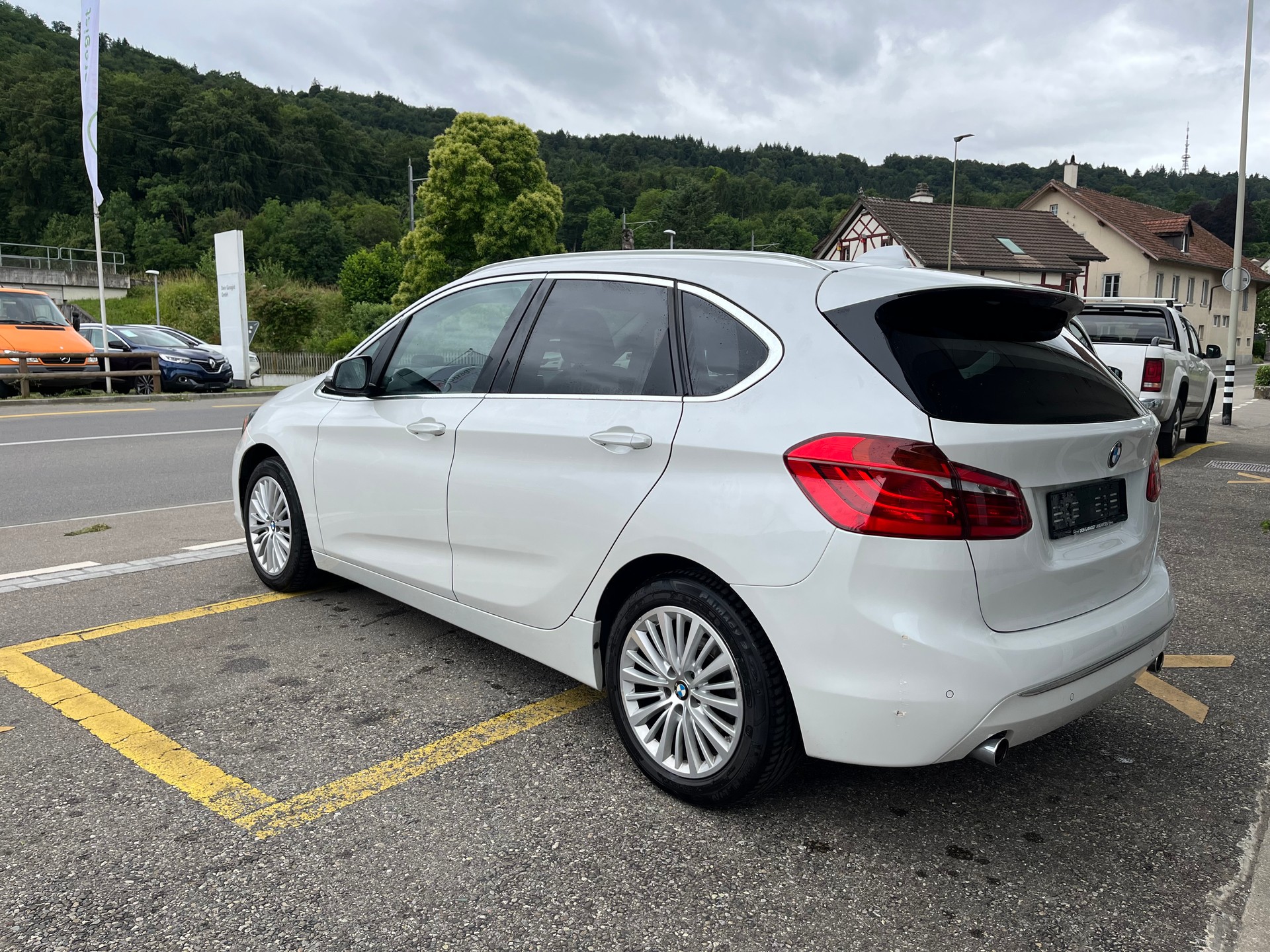 BMW 220d xDrive Active Tourer Luxury Line Steptronic-image-1