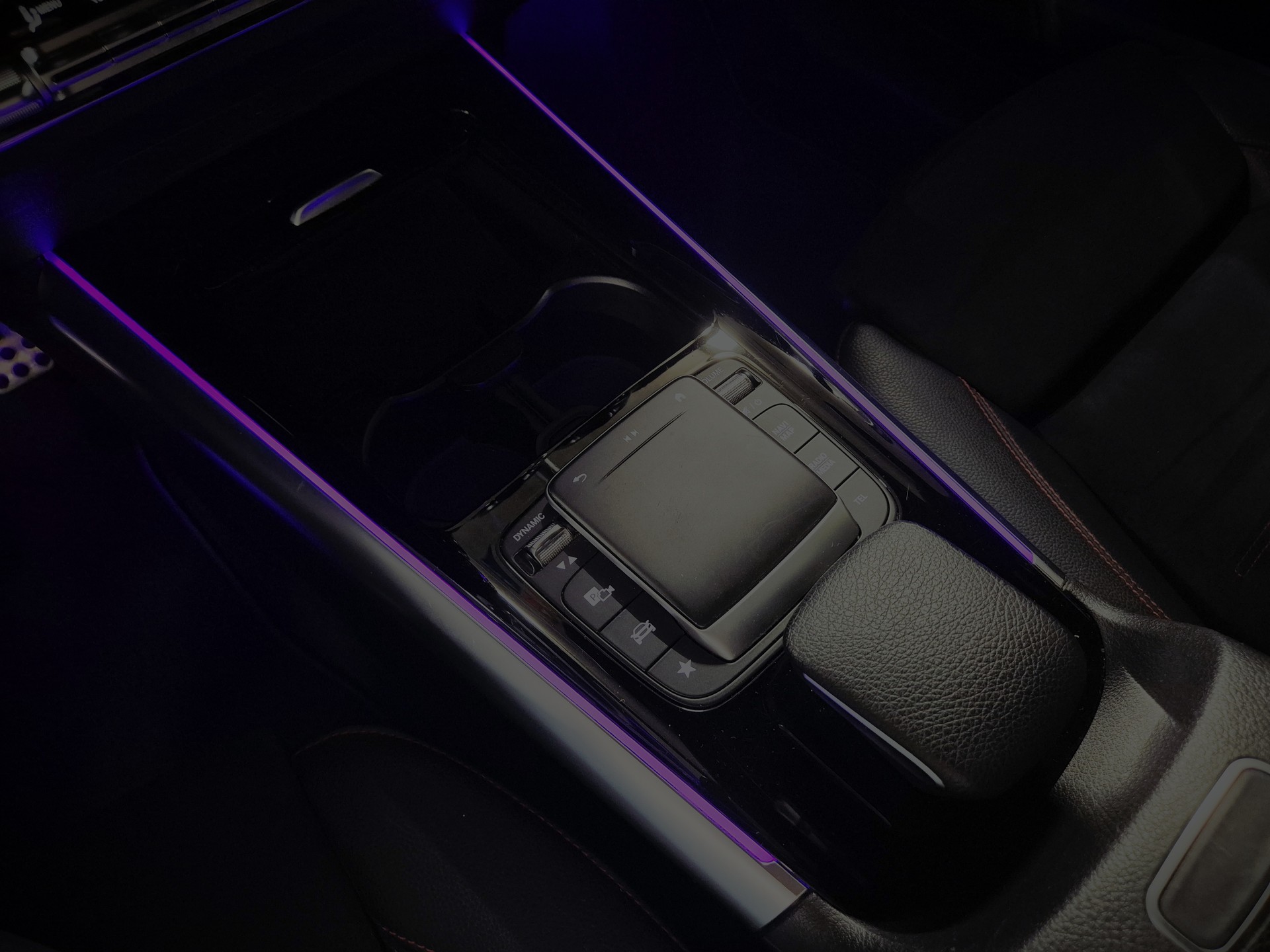 MERCEDES-BENZ GLA 200 AMG Line 7G-DCT-image-11