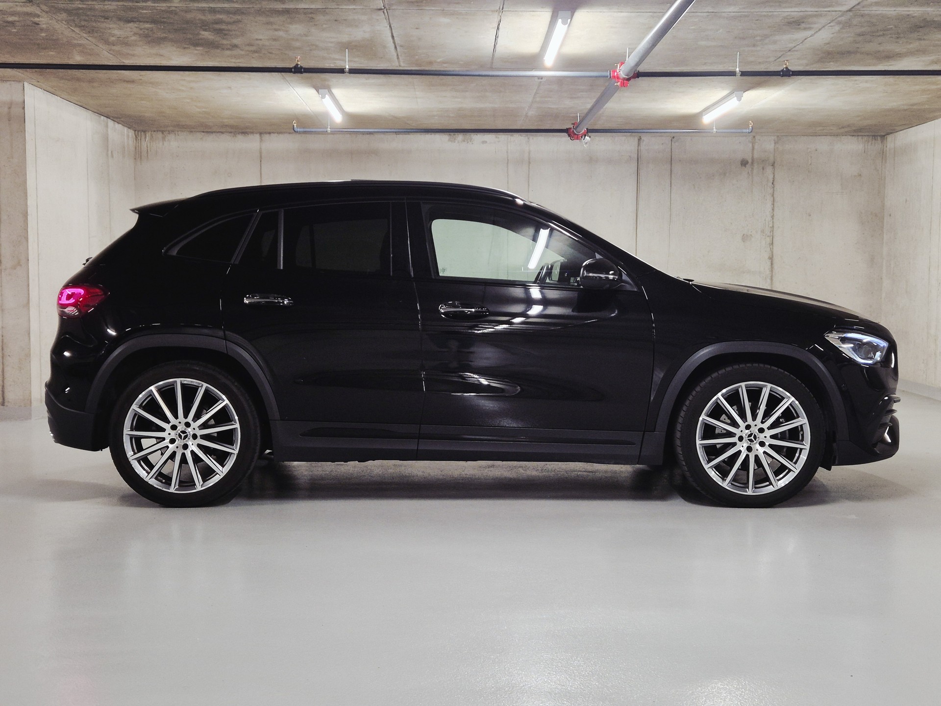 MERCEDES-BENZ GLA 200 AMG Line 7G-DCT-image-3