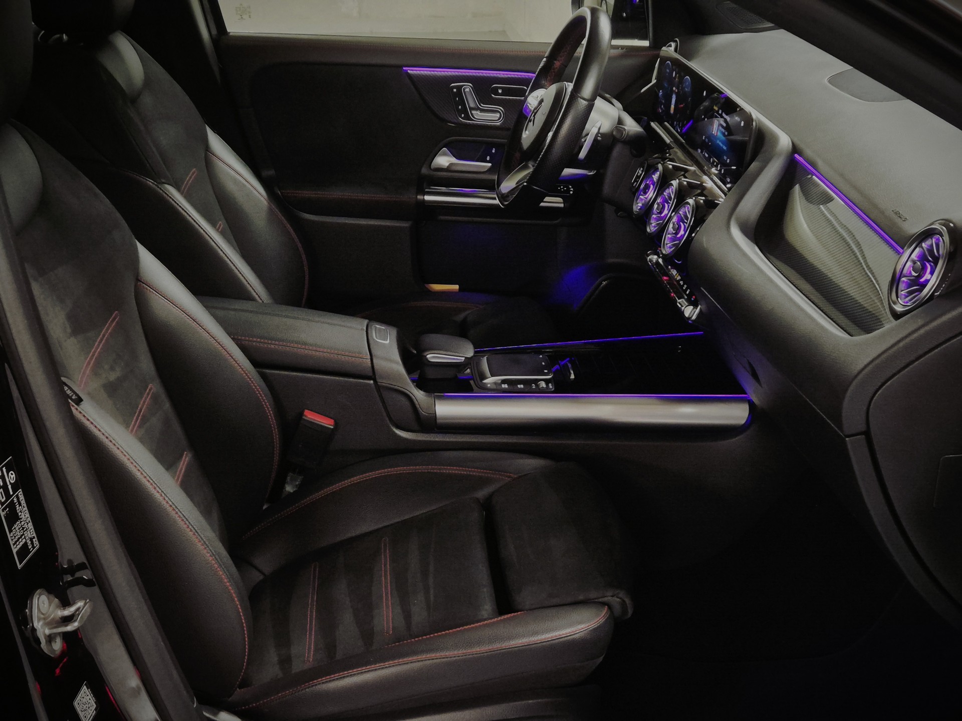 MERCEDES-BENZ GLA 200 AMG Line 7G-DCT-image-14