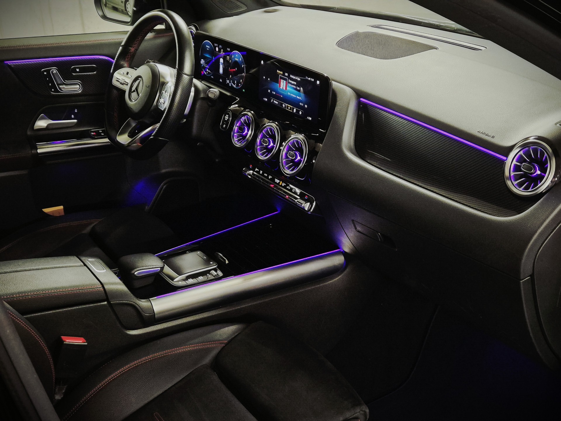 MERCEDES-BENZ GLA 200 AMG Line 7G-DCT-image-13