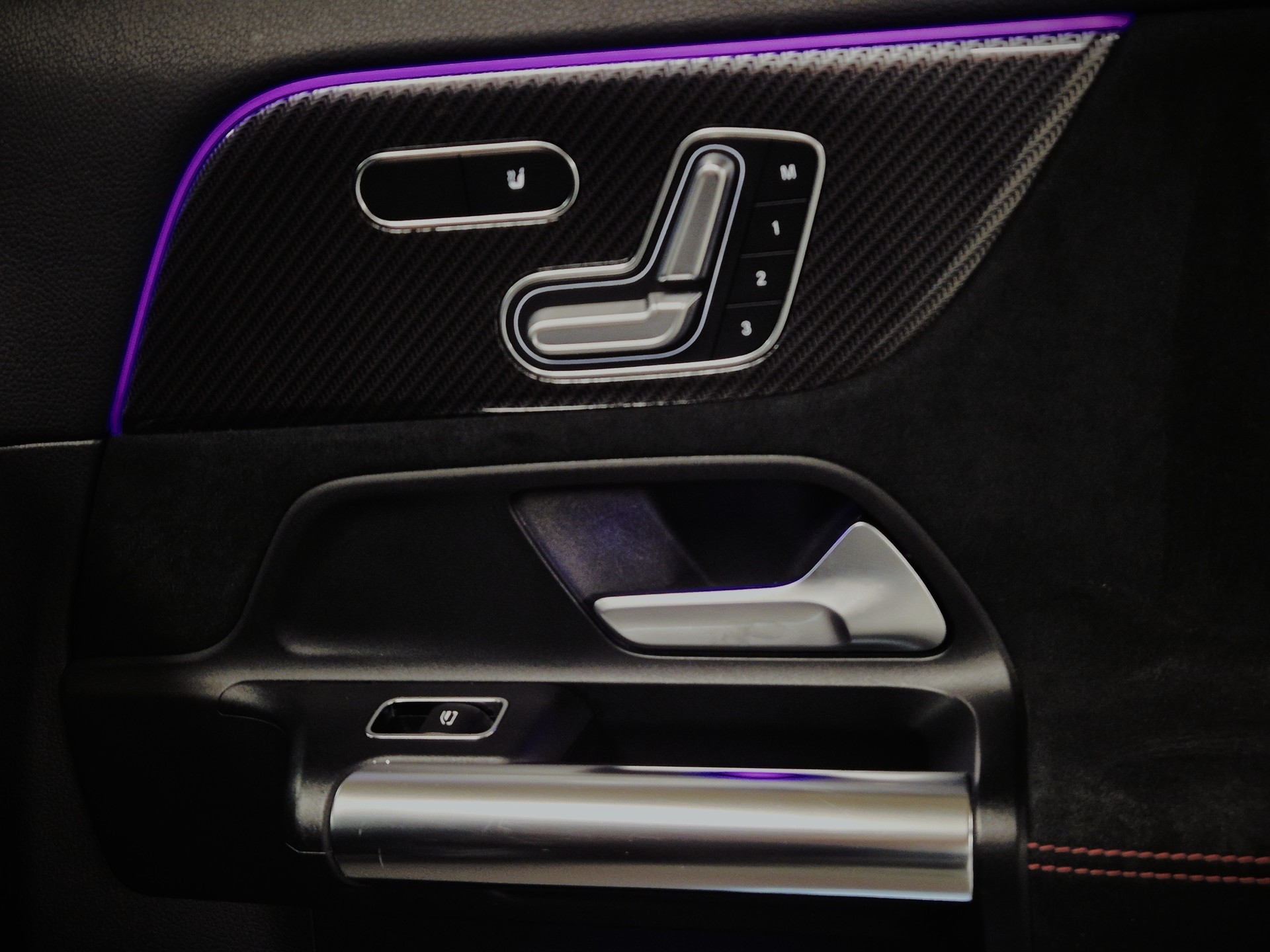MERCEDES-BENZ GLA 200 AMG Line 7G-DCT-image-9