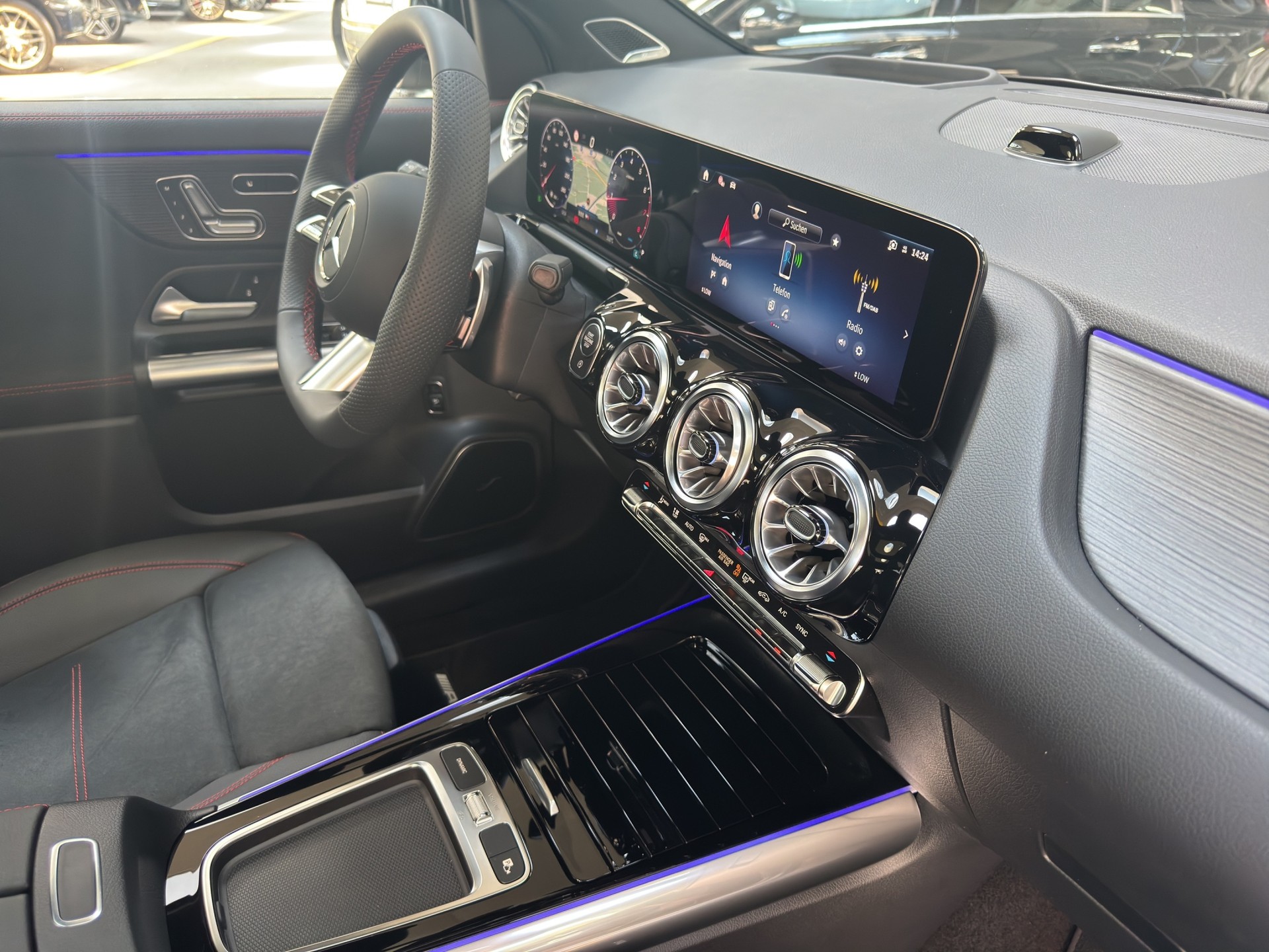 MERCEDES-BENZ GLA 250 Swiss Star AMG Line 4matic-image-3