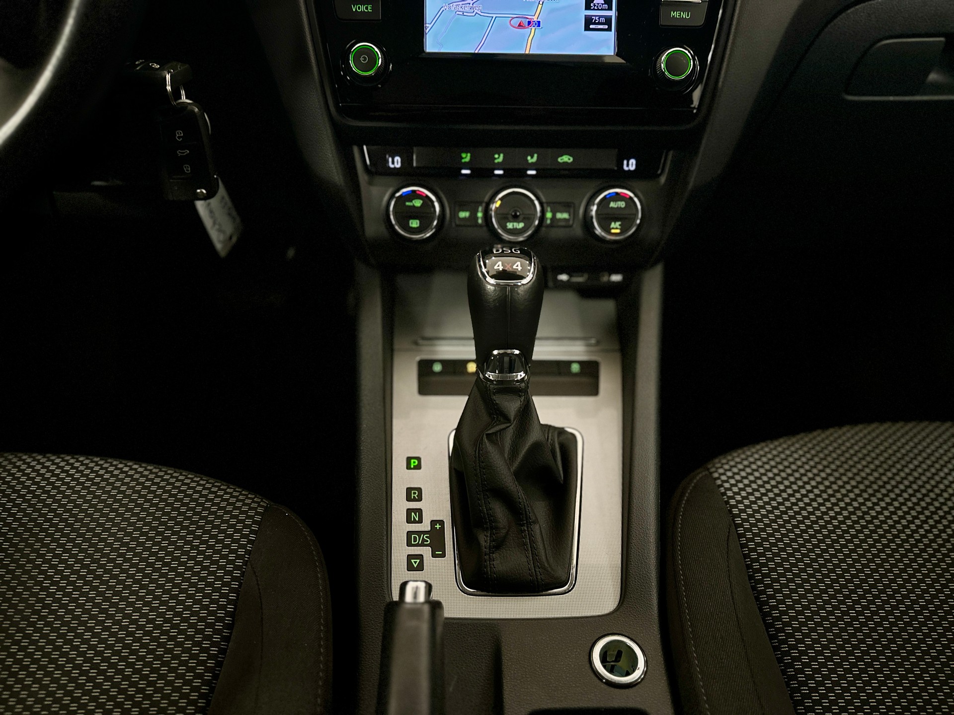 SKODA Octavia Combi 1.8 TSI Ambition 4x4 DSG-image-19