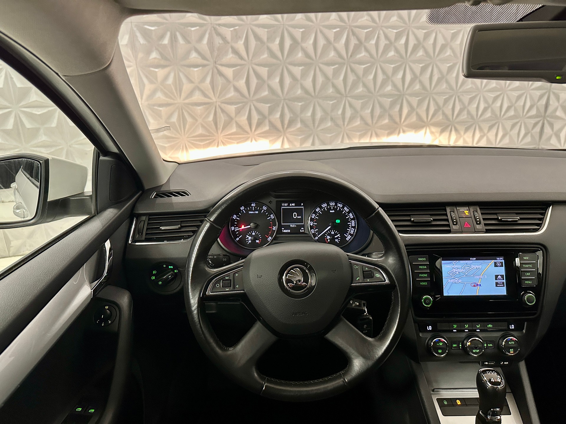 SKODA Octavia Combi 1.8 TSI Ambition 4x4 DSG-image-21