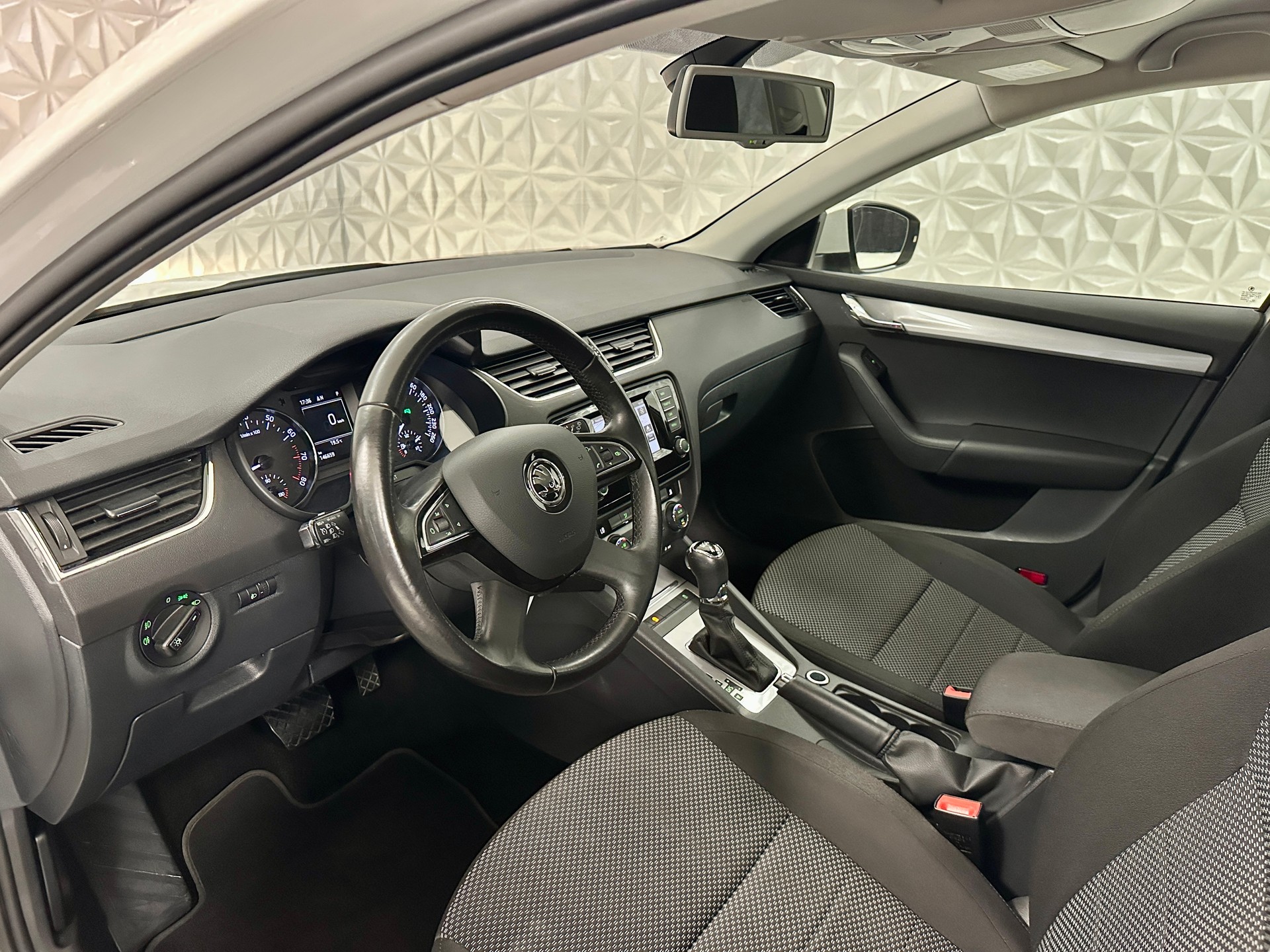 SKODA Octavia Combi 1.8 TSI Ambition 4x4 DSG-image-11