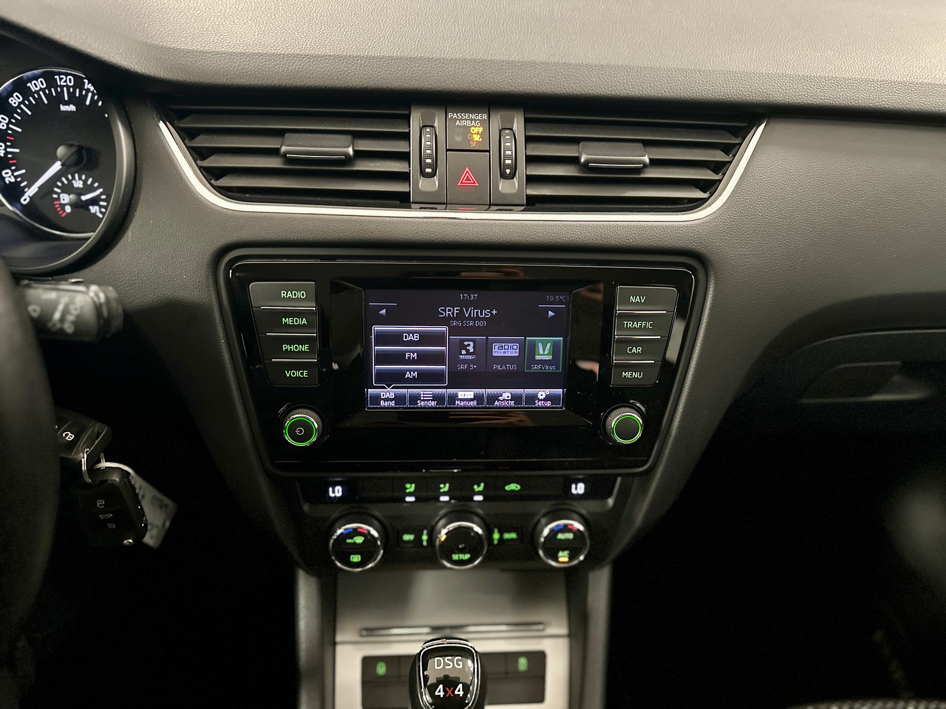 SKODA Octavia Combi 1.8 TSI Ambition 4x4 DSG-image-16