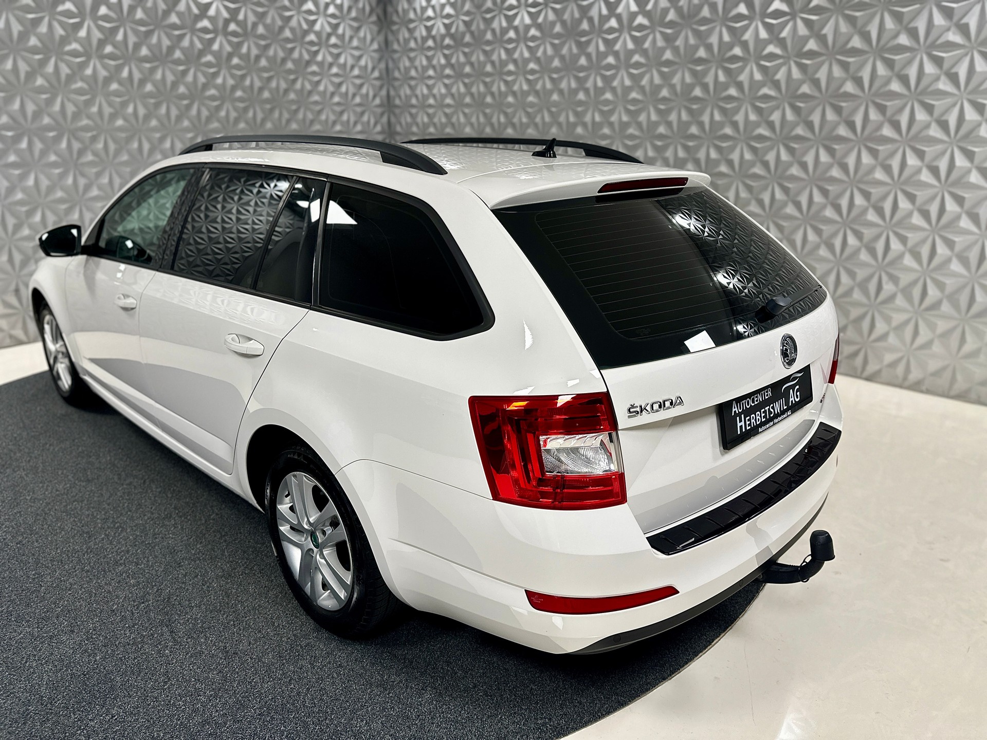SKODA Octavia Combi 1.8 TSI Ambition 4x4 DSG-image-9