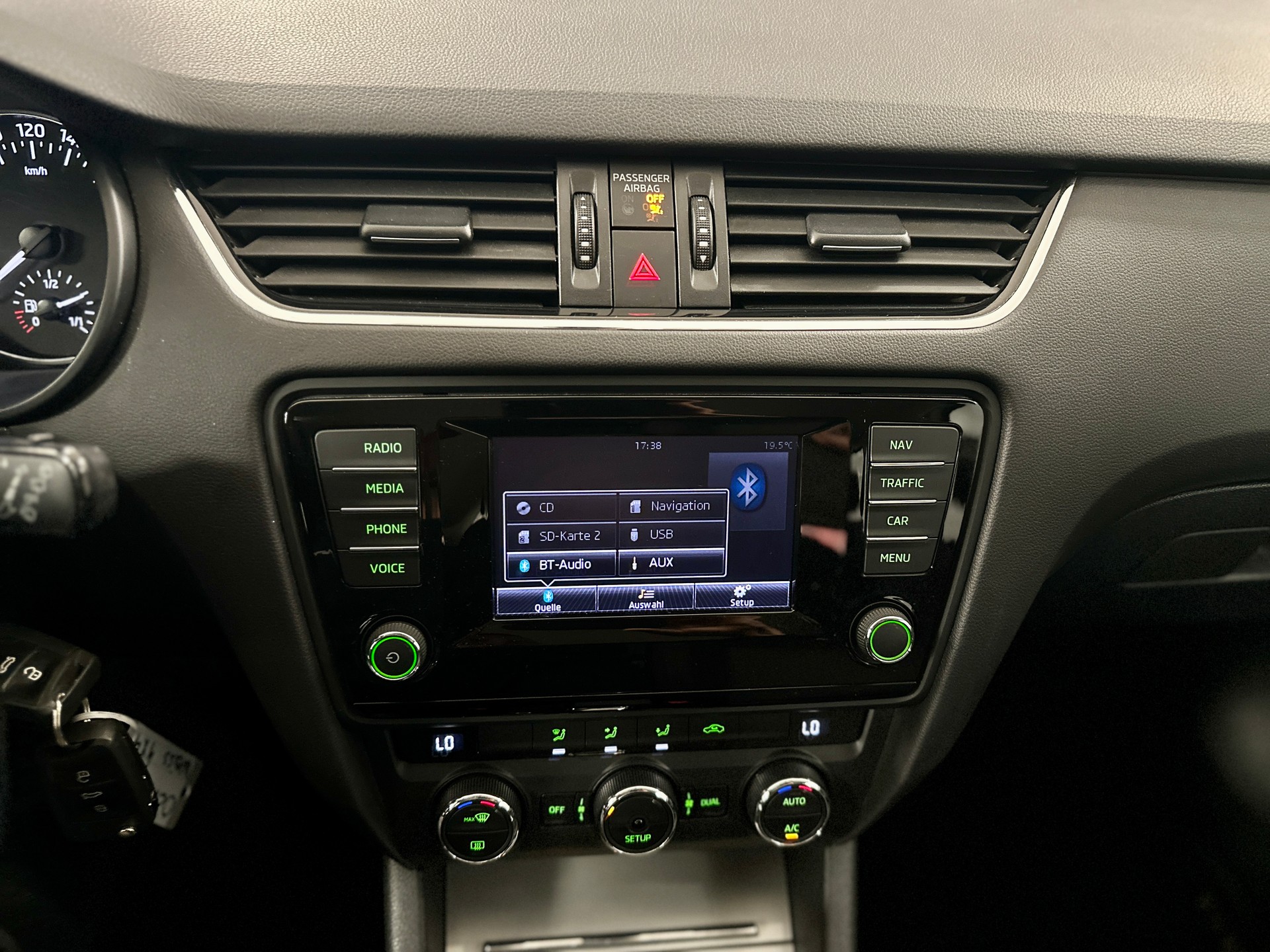 SKODA Octavia Combi 1.8 TSI Ambition 4x4 DSG-image-17