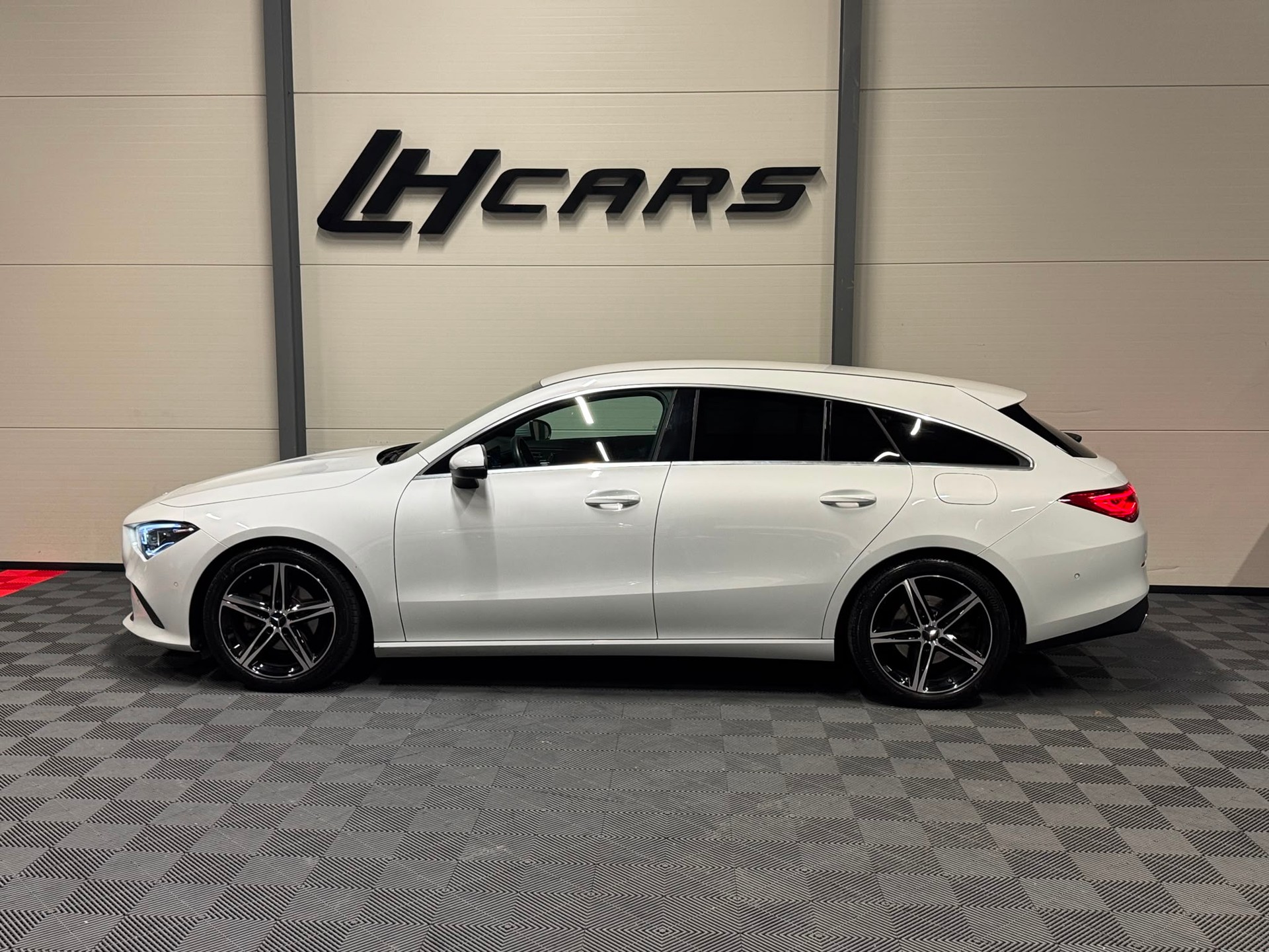 MERCEDES-BENZ CLA 180 Progressive Shooting Brake-image-1