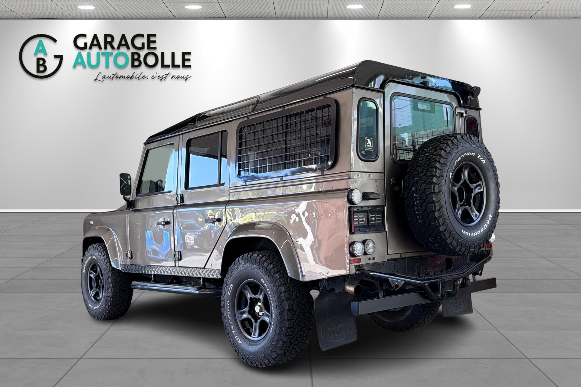 LAND ROVER Defender 110 2.4 Td4 Station Wagon-image-4