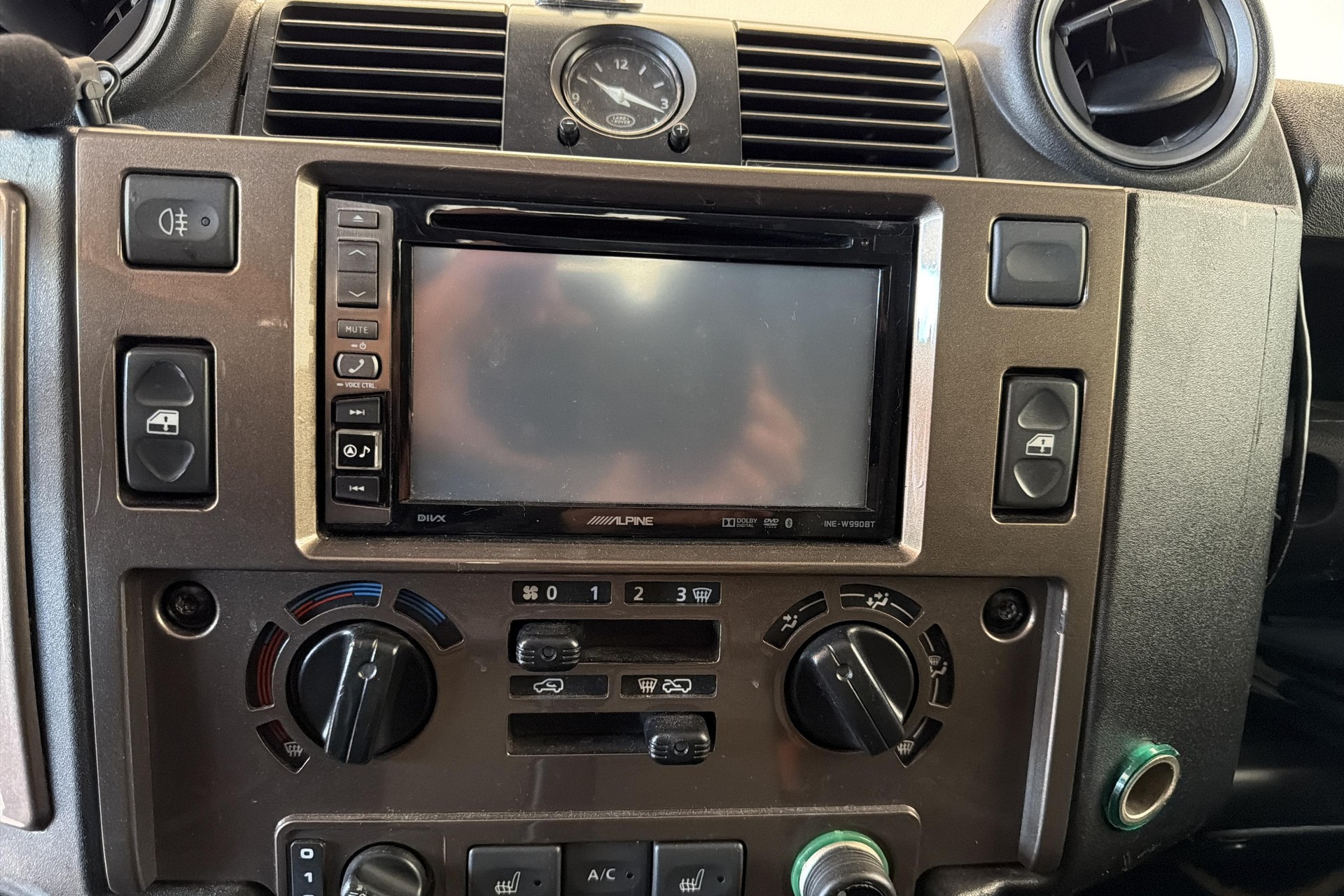 LAND ROVER Defender 110 2.4 Td4 Station Wagon-image-12