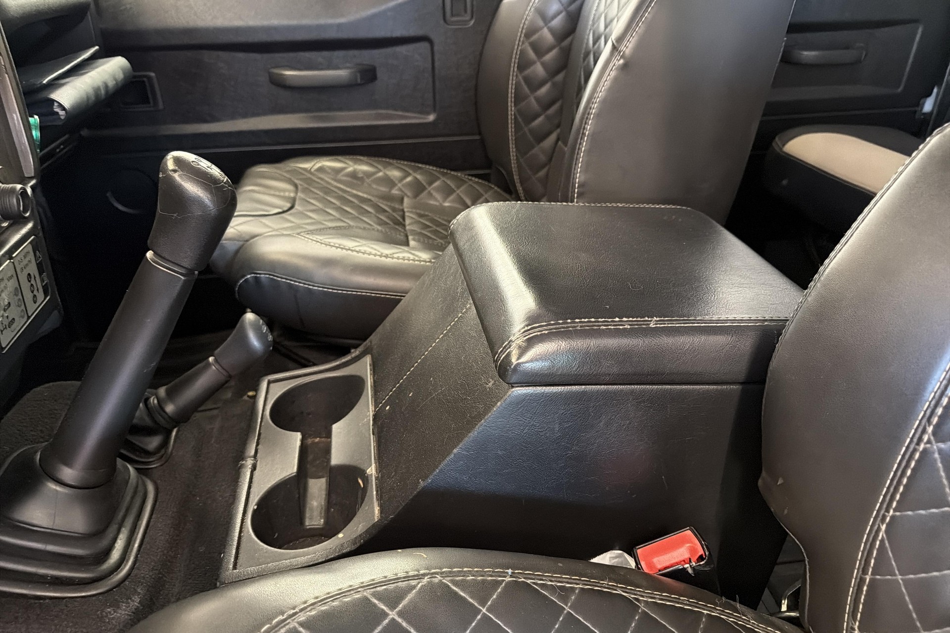 LAND ROVER Defender 110 2.4 Td4 Station Wagon-image-14