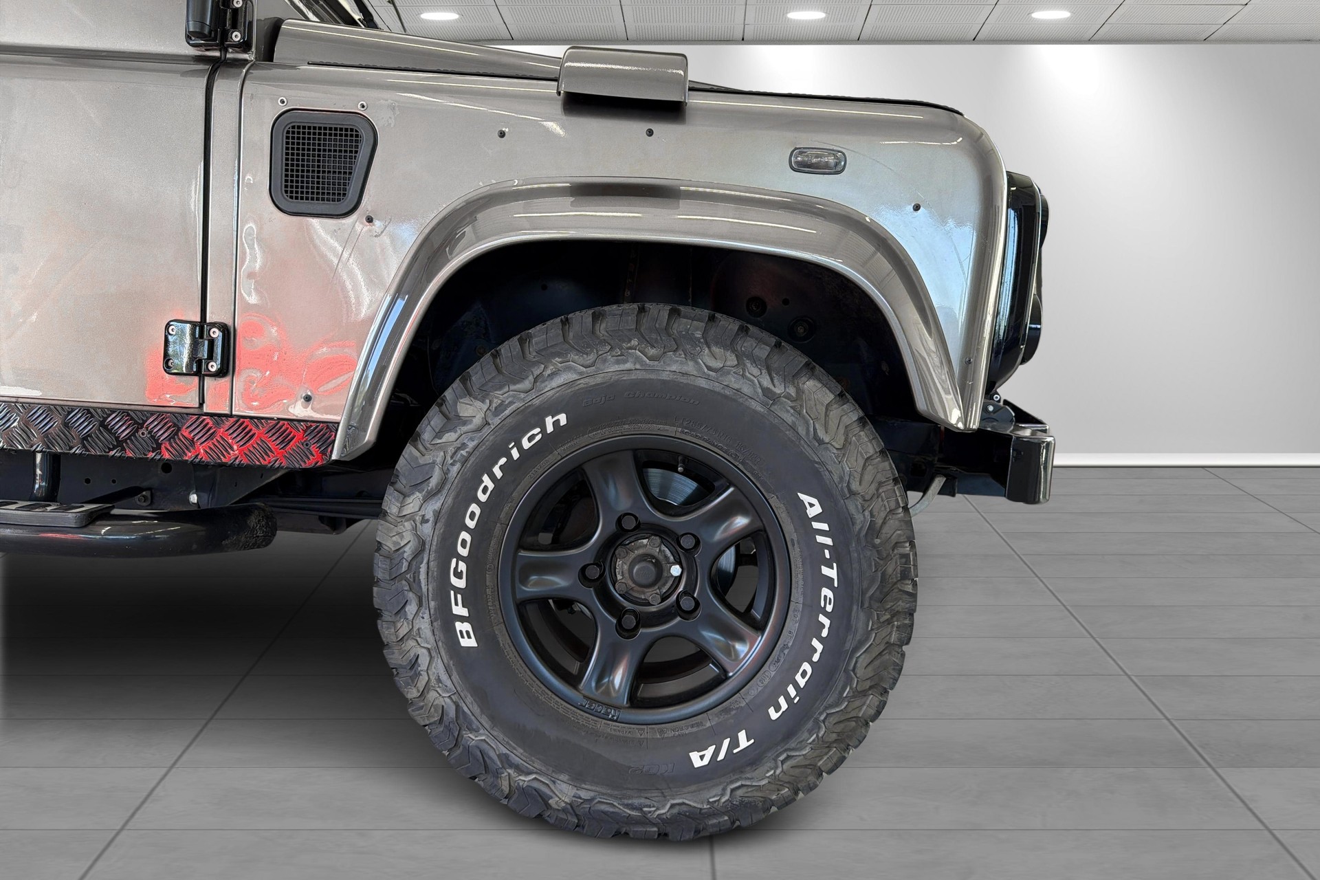 LAND ROVER Defender 110 2.4 Td4 Station Wagon-image-3