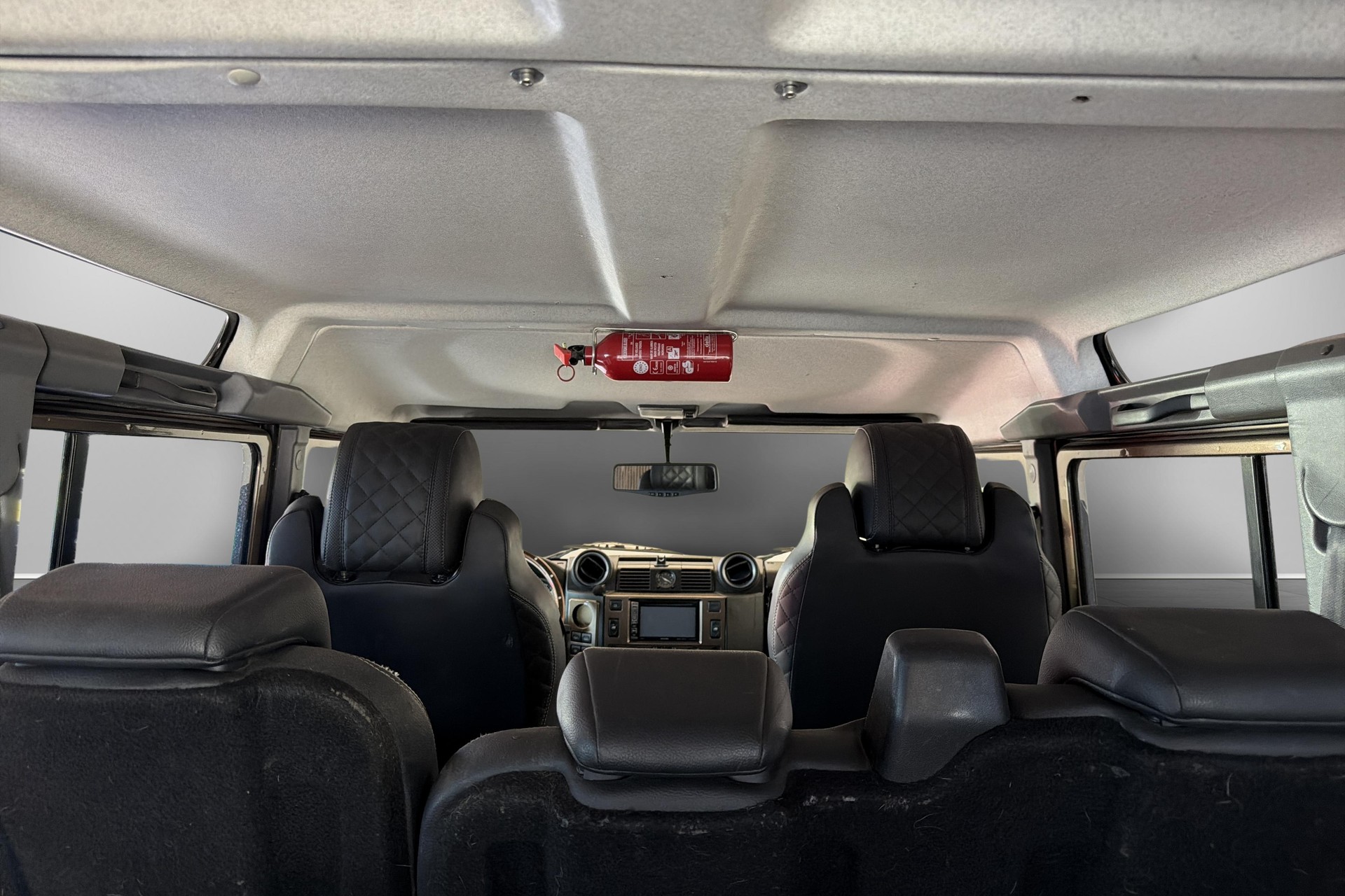 LAND ROVER Defender 110 2.4 Td4 Station Wagon-image-17