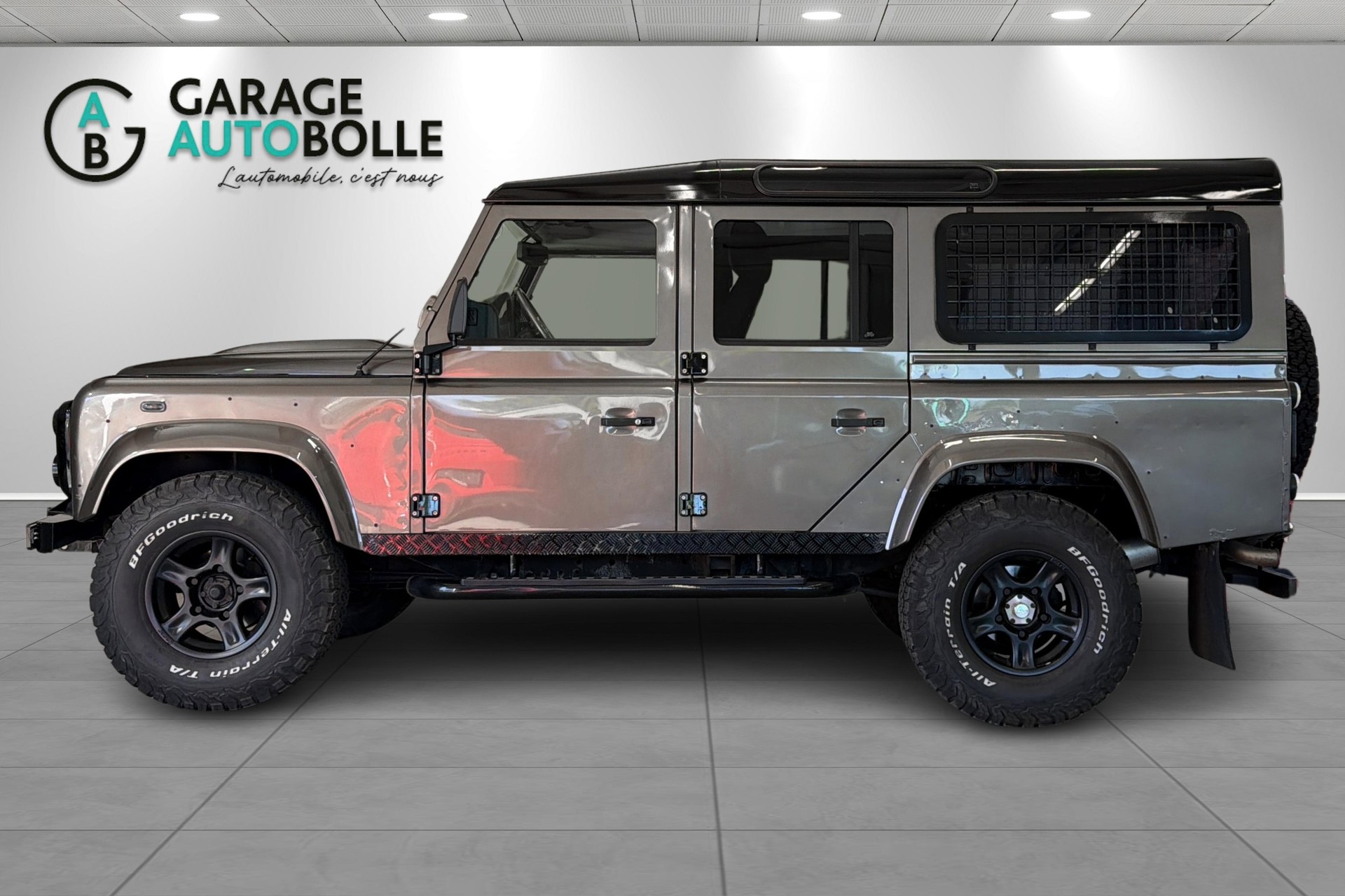 LAND ROVER Defender 110 2.4 Td4 Station Wagon-image-6