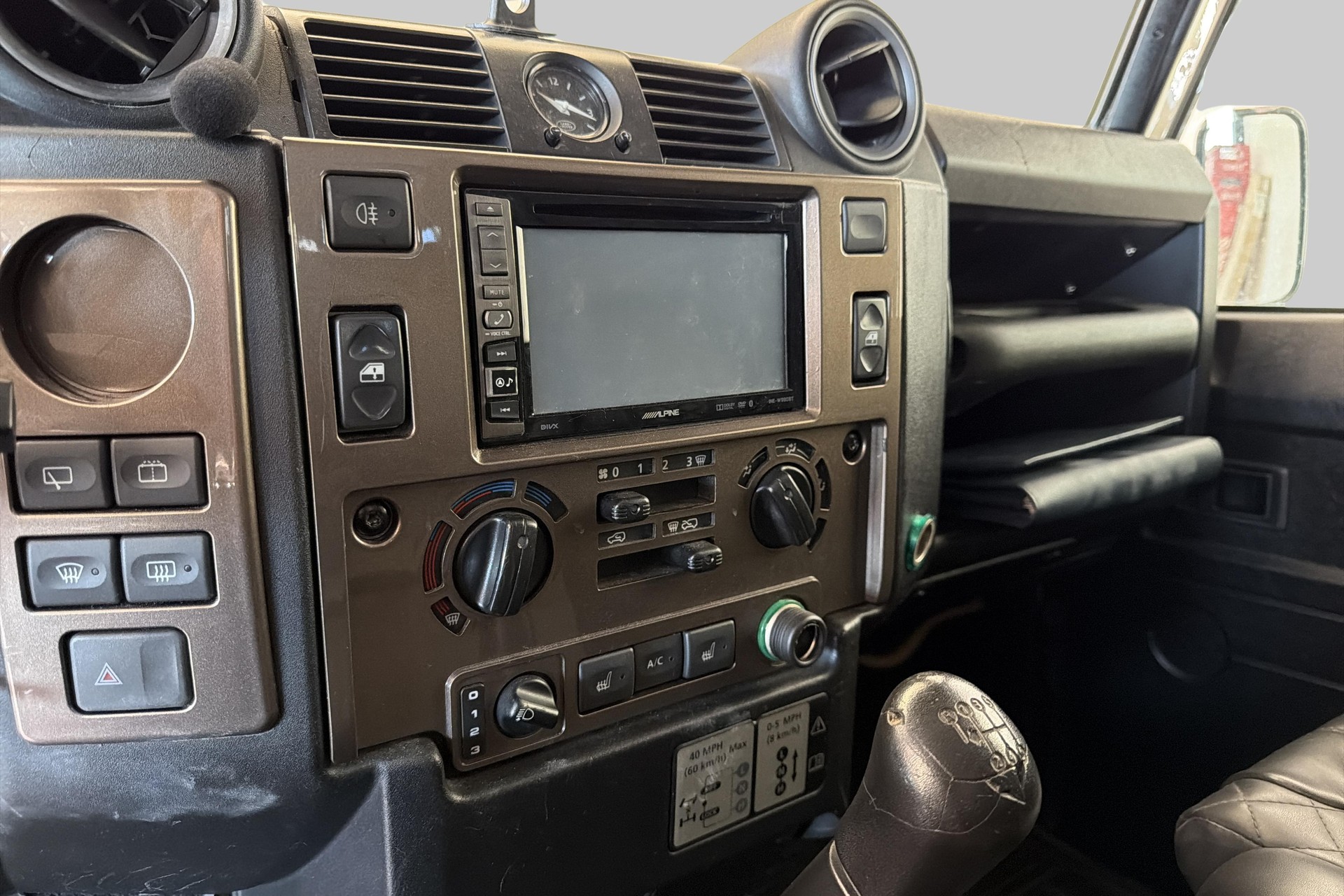 LAND ROVER Defender 110 2.4 Td4 Station Wagon-image-10