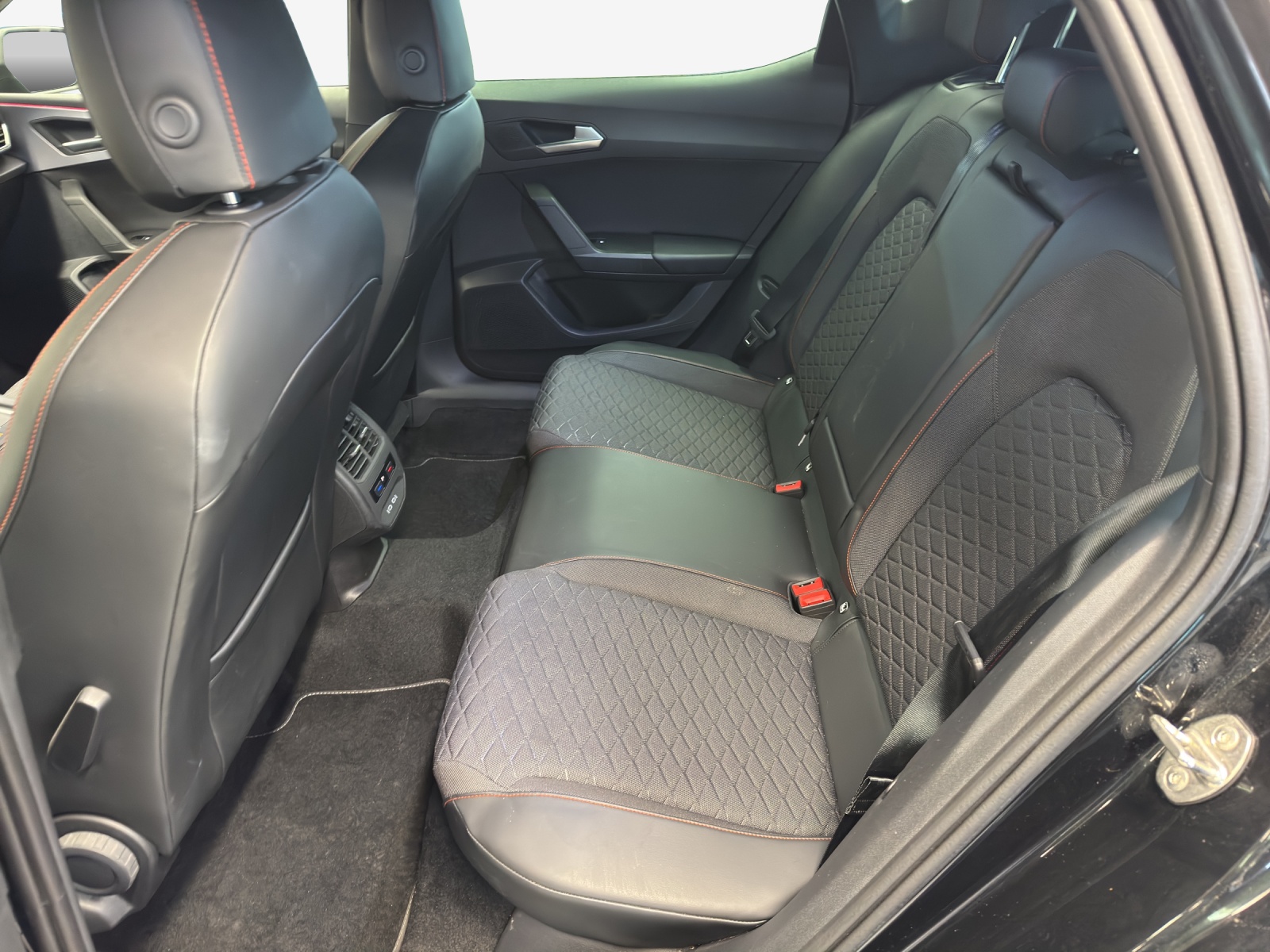 SEAT Leon 1.5 eTSI mHEV DSG FR-image-11