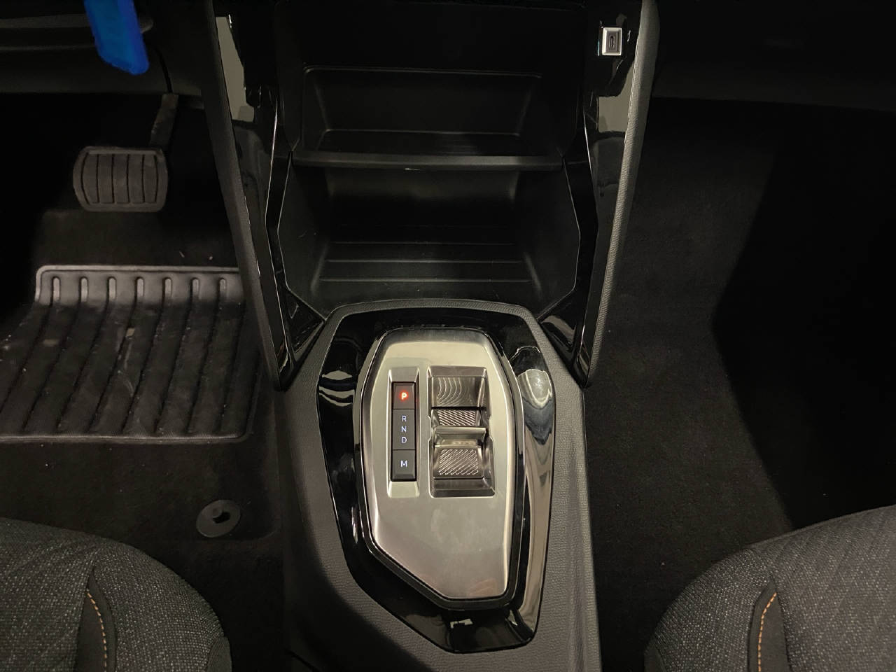 PEUGEOT 208 1.2 Hybrid Style-image-9