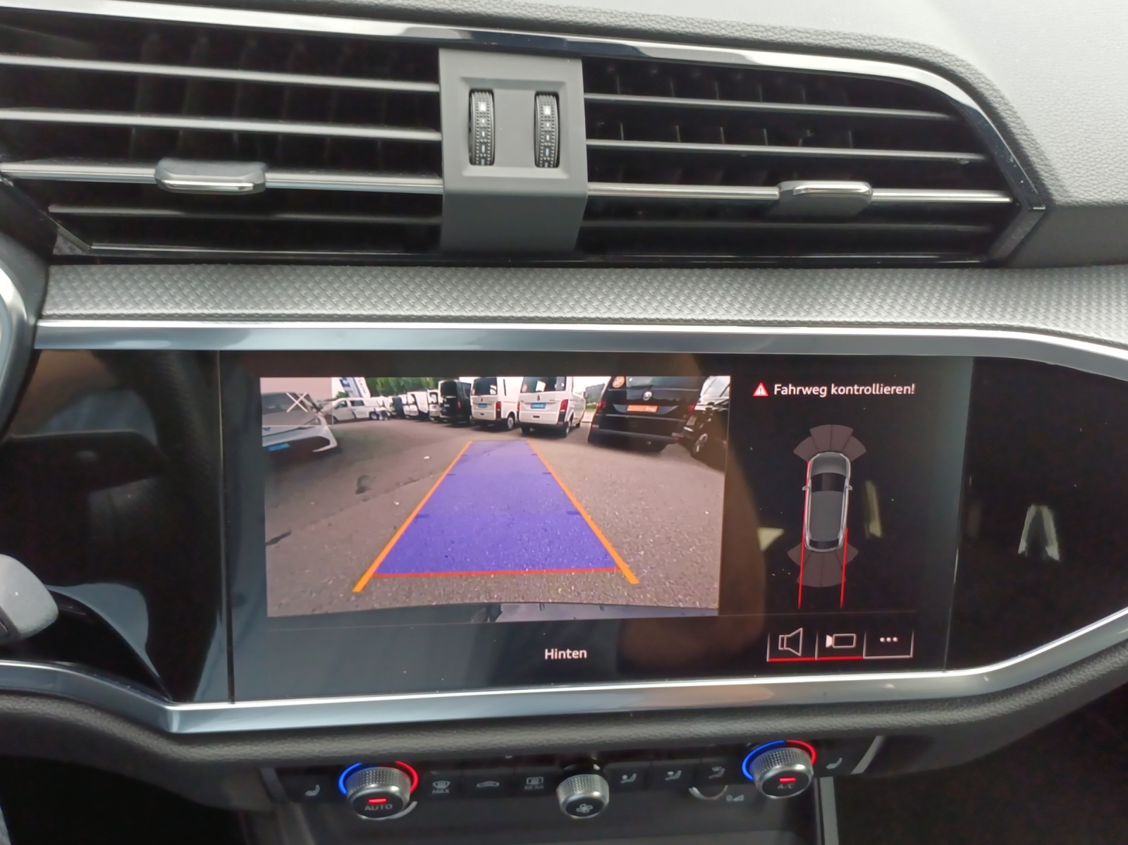 AUDI Q3 Sportback 40 TDI S line quattro S-tronic-image-15