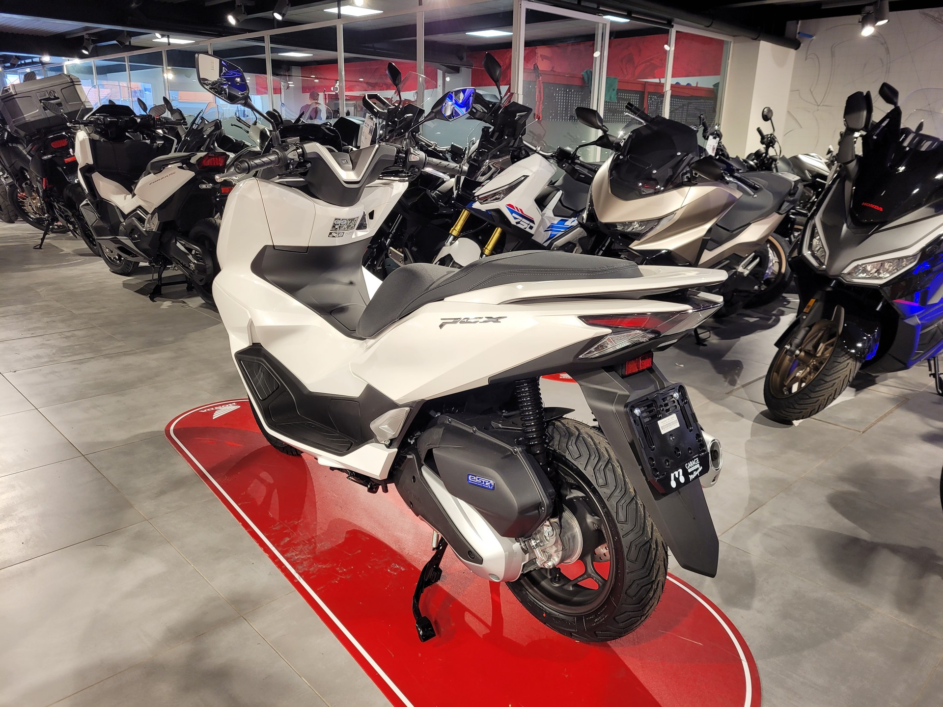 HONDA PCX 125-showroom-element-3