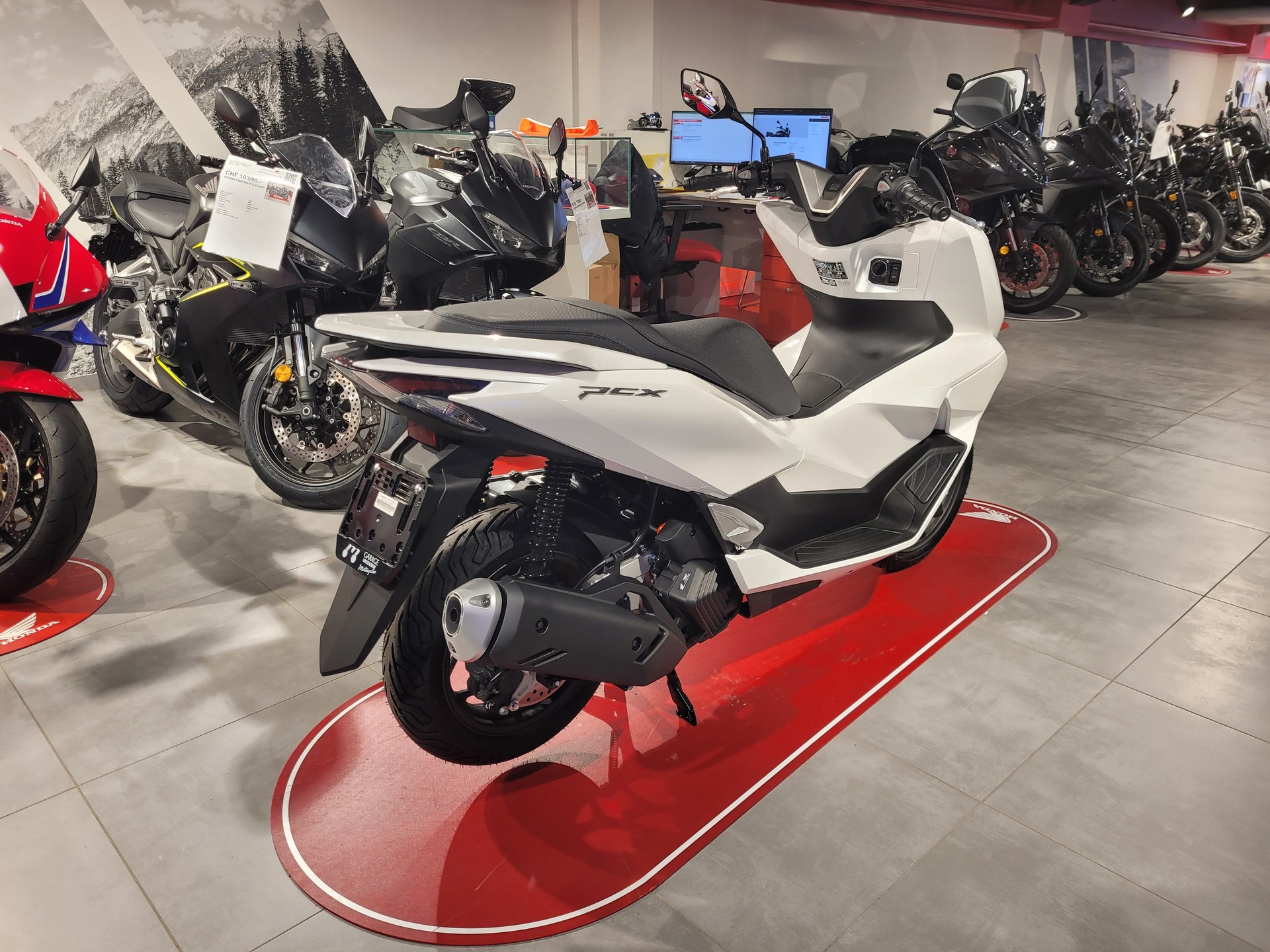 HONDA PCX 125-showroom-element-2