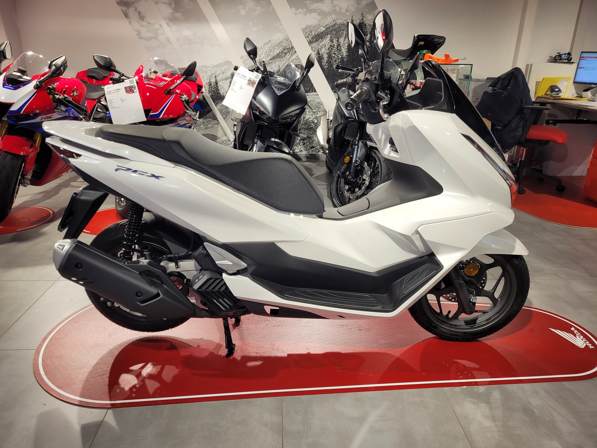 HONDA PCX 125-showroom-element-1