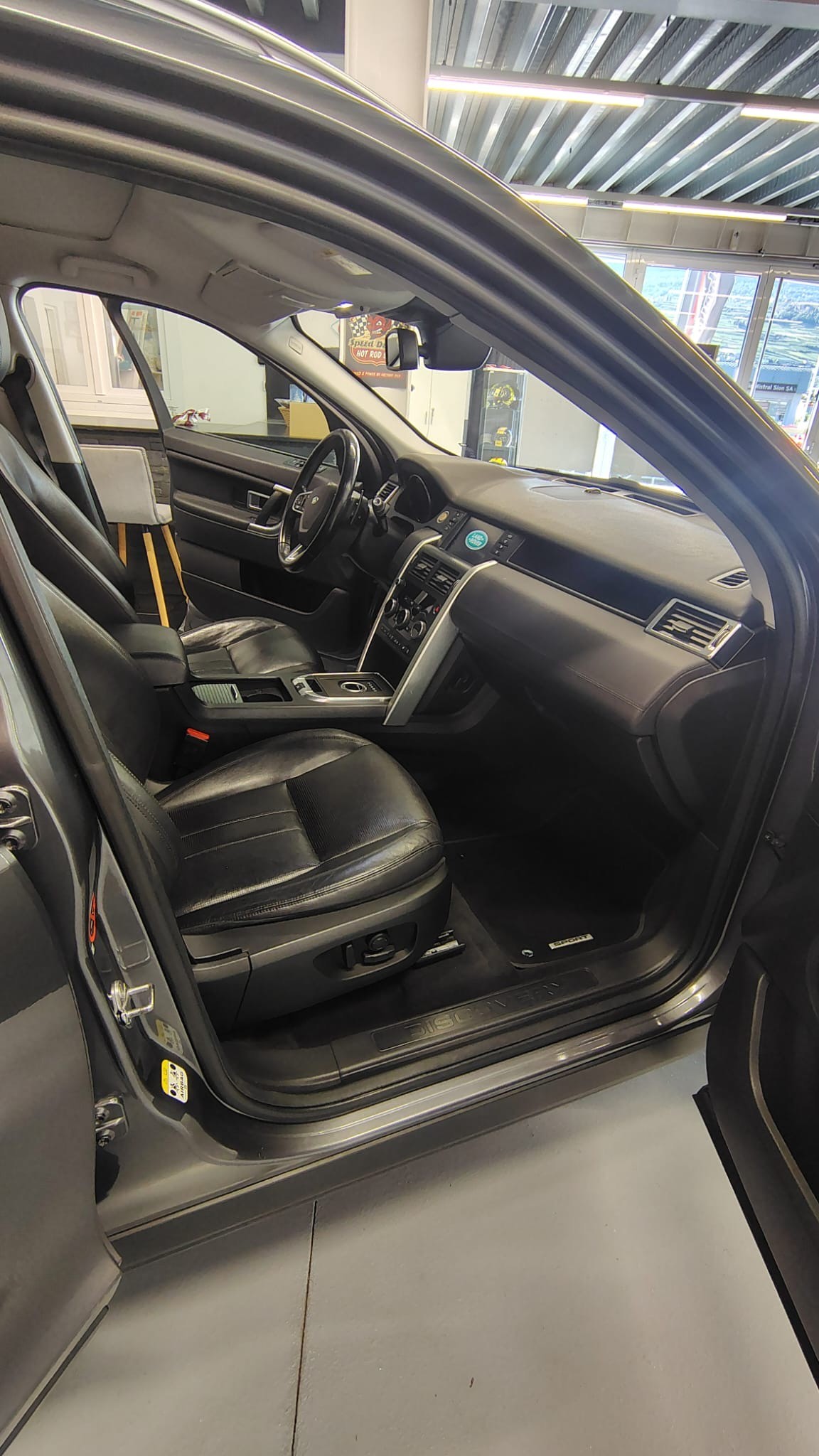 LAND ROVER Discovery Sport 2.2TD4 HSE AT9-image-9