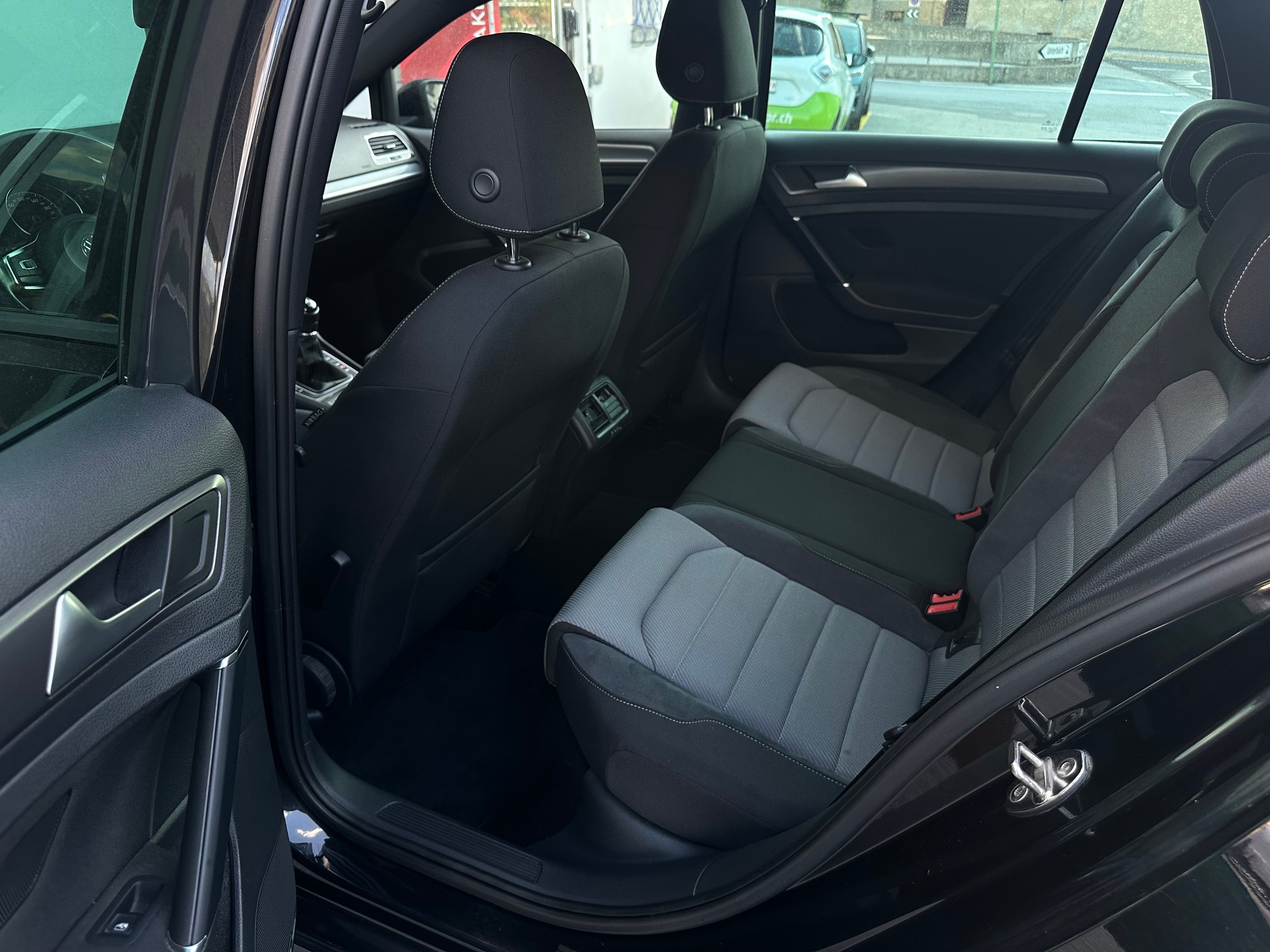 VW Golf 2.0 TDI Cup R-Line 4Motion-image-11