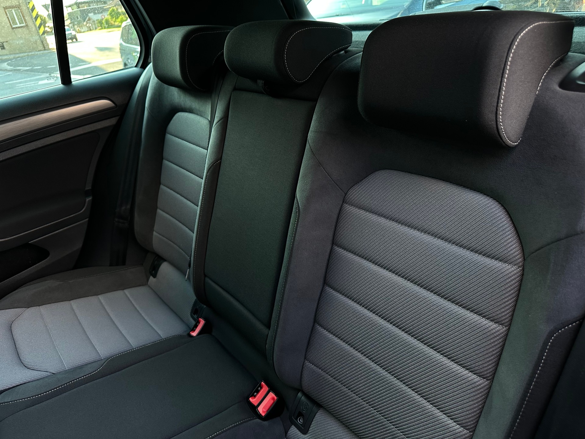 VW Golf 2.0 TDI Cup R-Line 4Motion-image-12