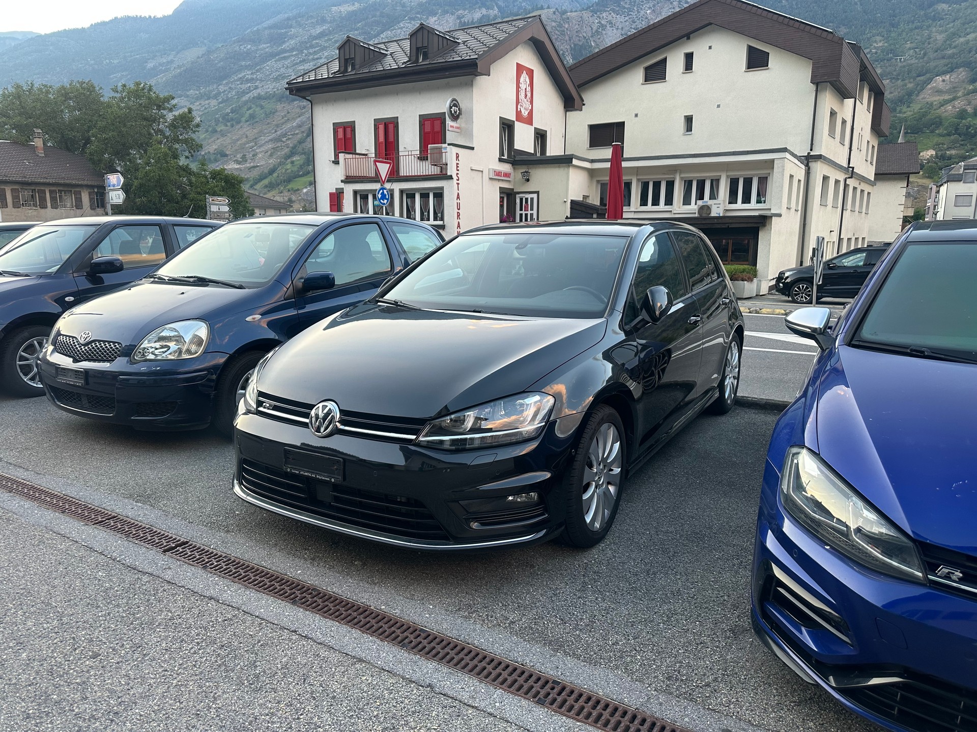 VW Golf 2.0 TDI Cup R-Line 4Motion-image-2