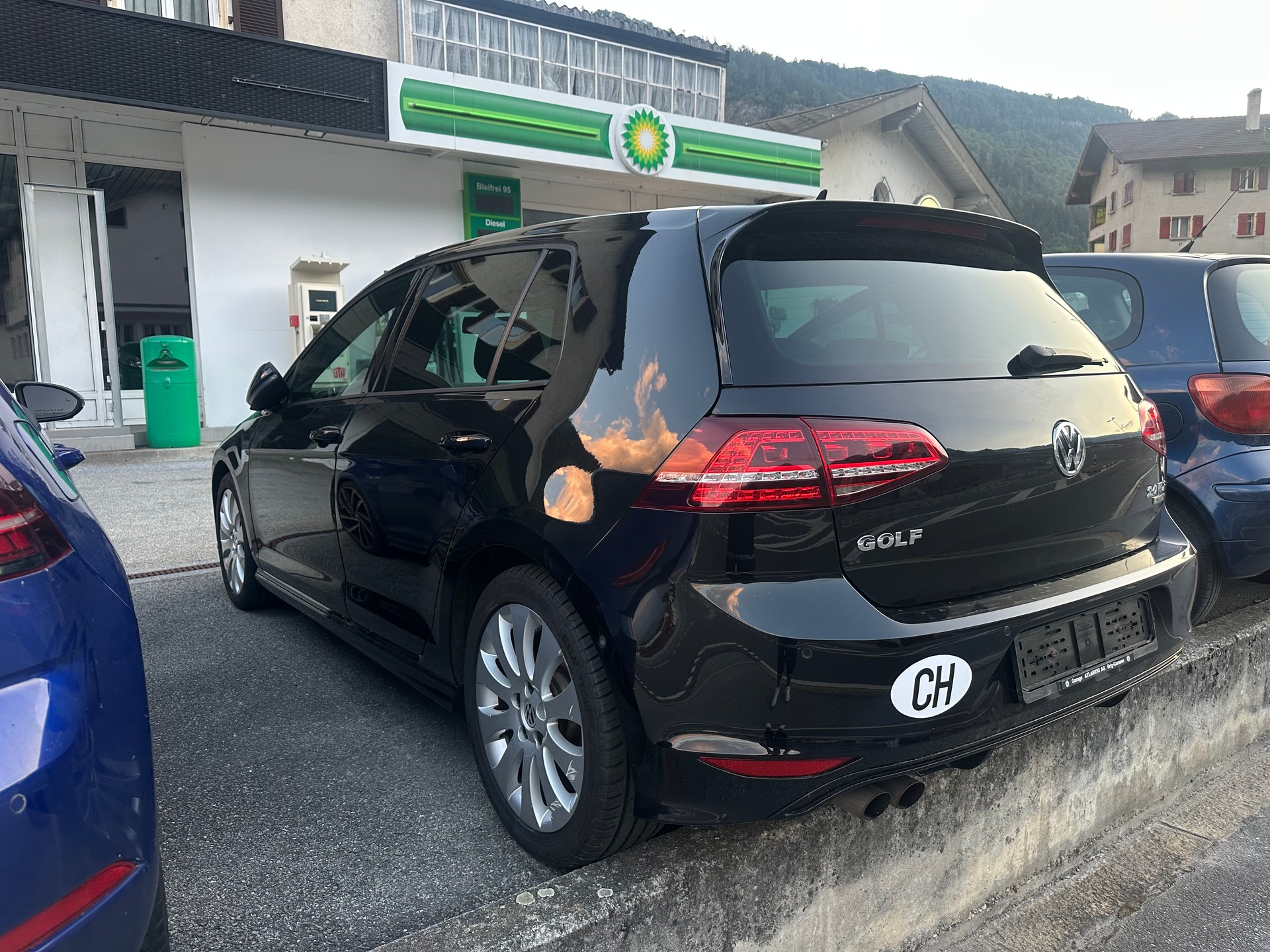 VW Golf 2.0 TDI Cup R-Line 4Motion-image-3