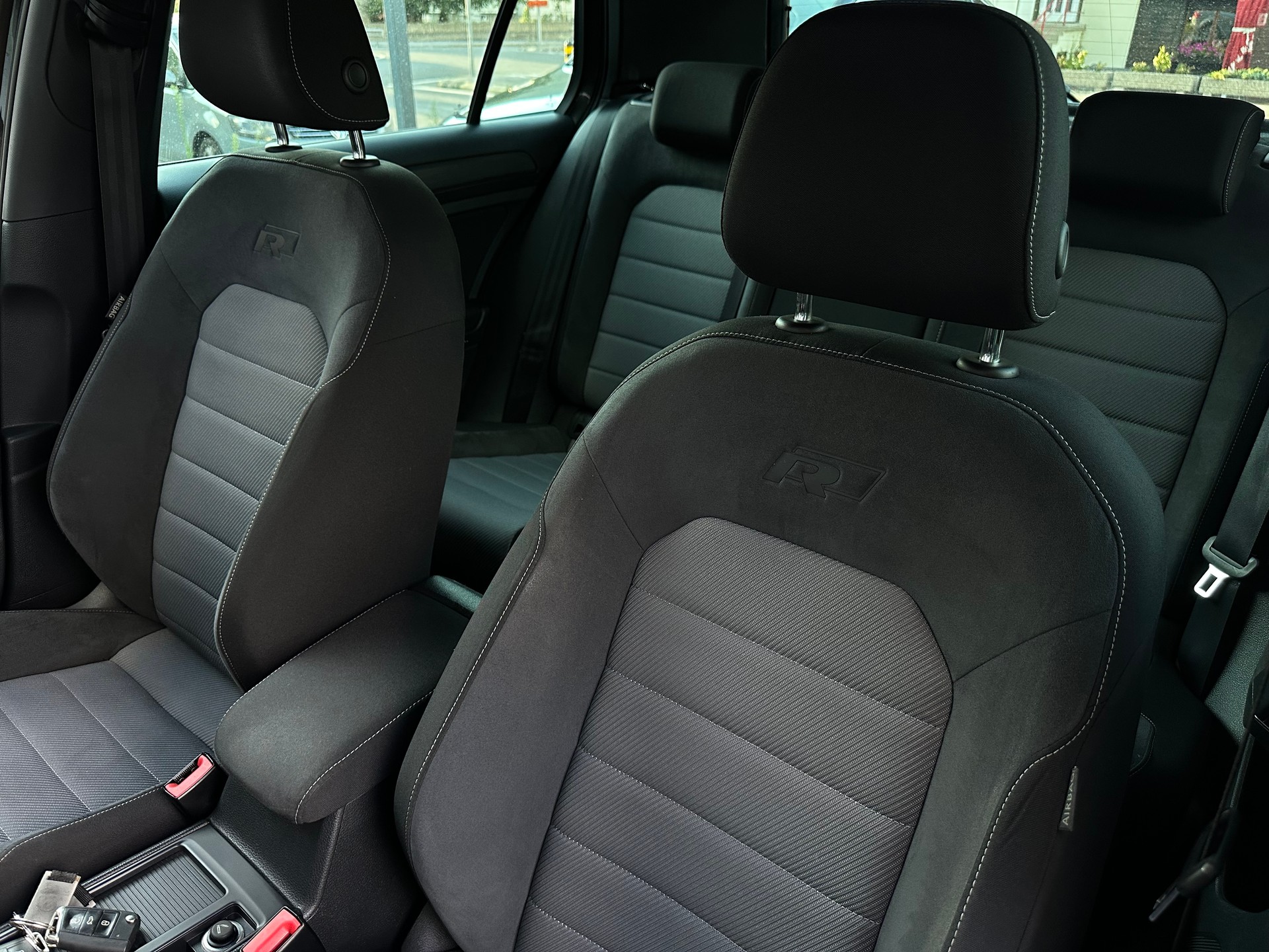 VW Golf 2.0 TDI Cup R-Line 4Motion-image-10