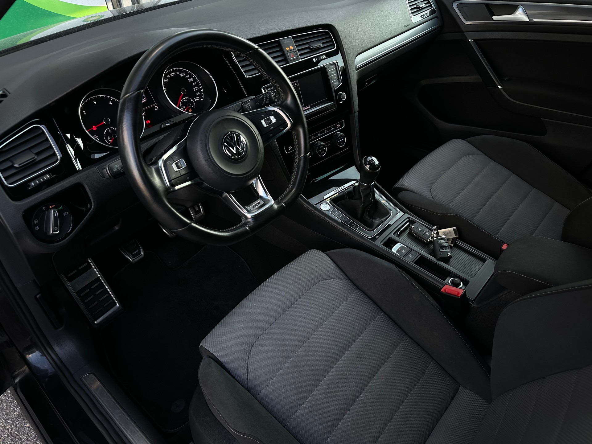 VW Golf 2.0 TDI Cup R-Line 4Motion-image-9
