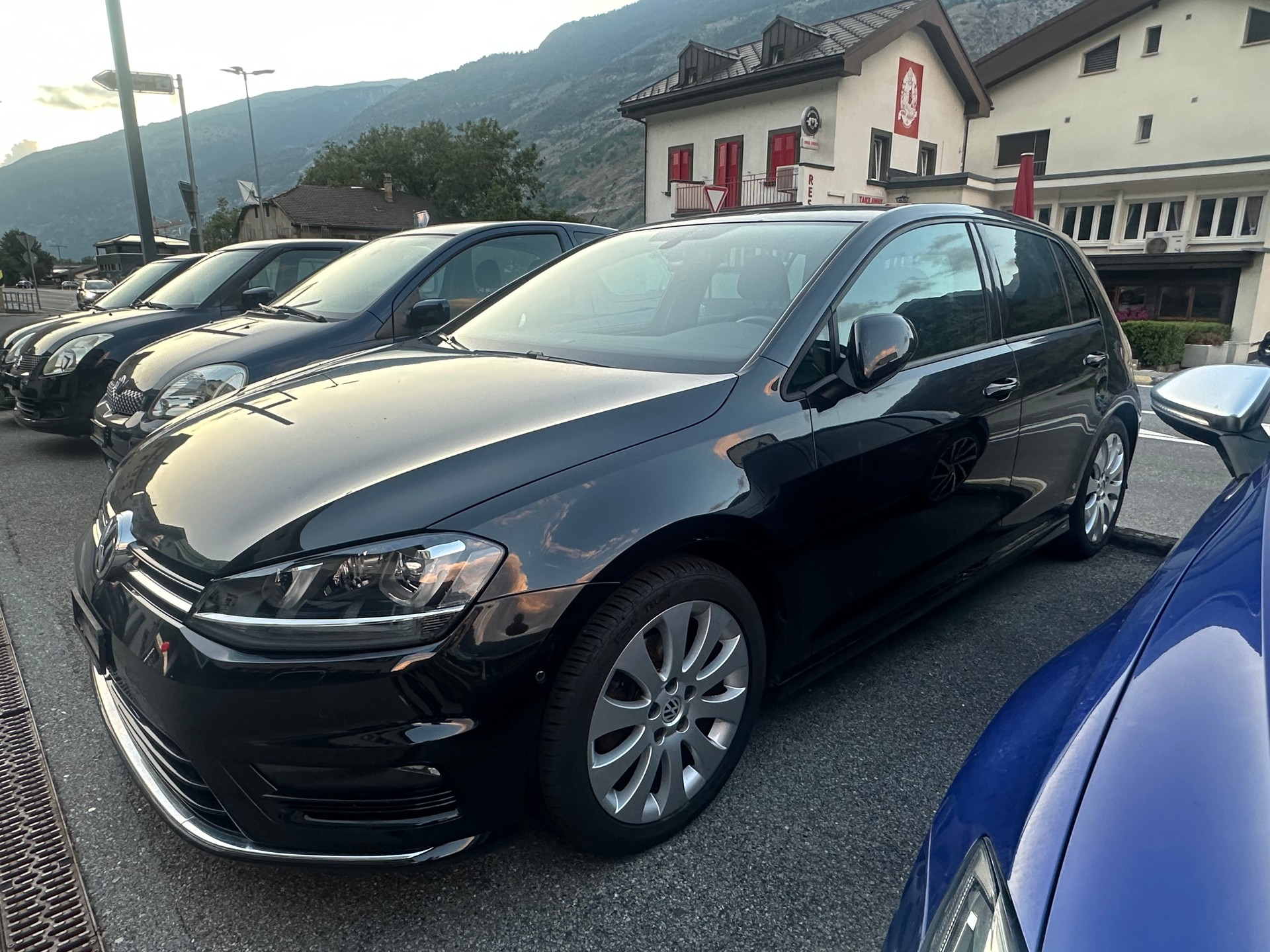 VW Golf 2.0 TDI Cup R-Line 4Motion-image-1